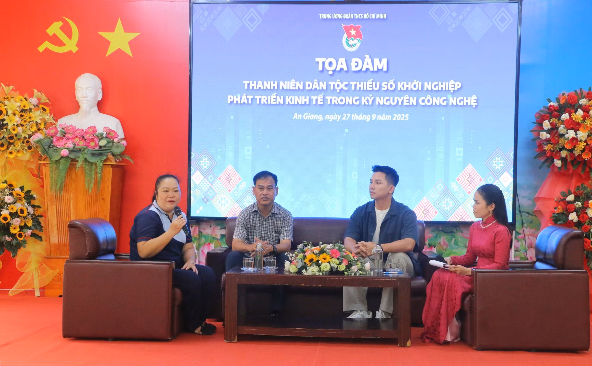 Tọa đàm với chủ đề “Thanh niên dân tộc thiểu số khởi nghiệp, phát triển kinh tế trong kỷ nguyên công nghệ”.