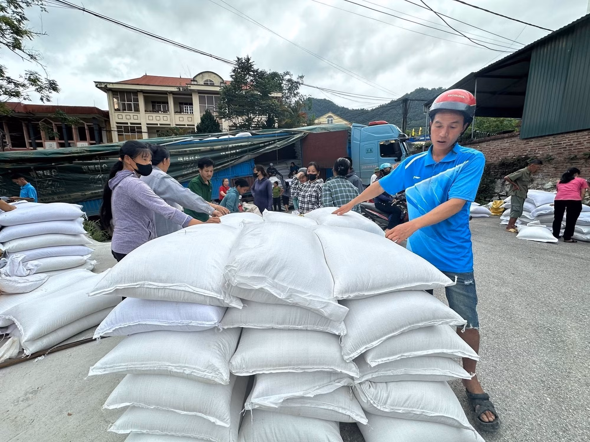 Cấp phát gạo hỗ trợ nhân dân cứu đói giáp hạt ở xã Thông Nông.