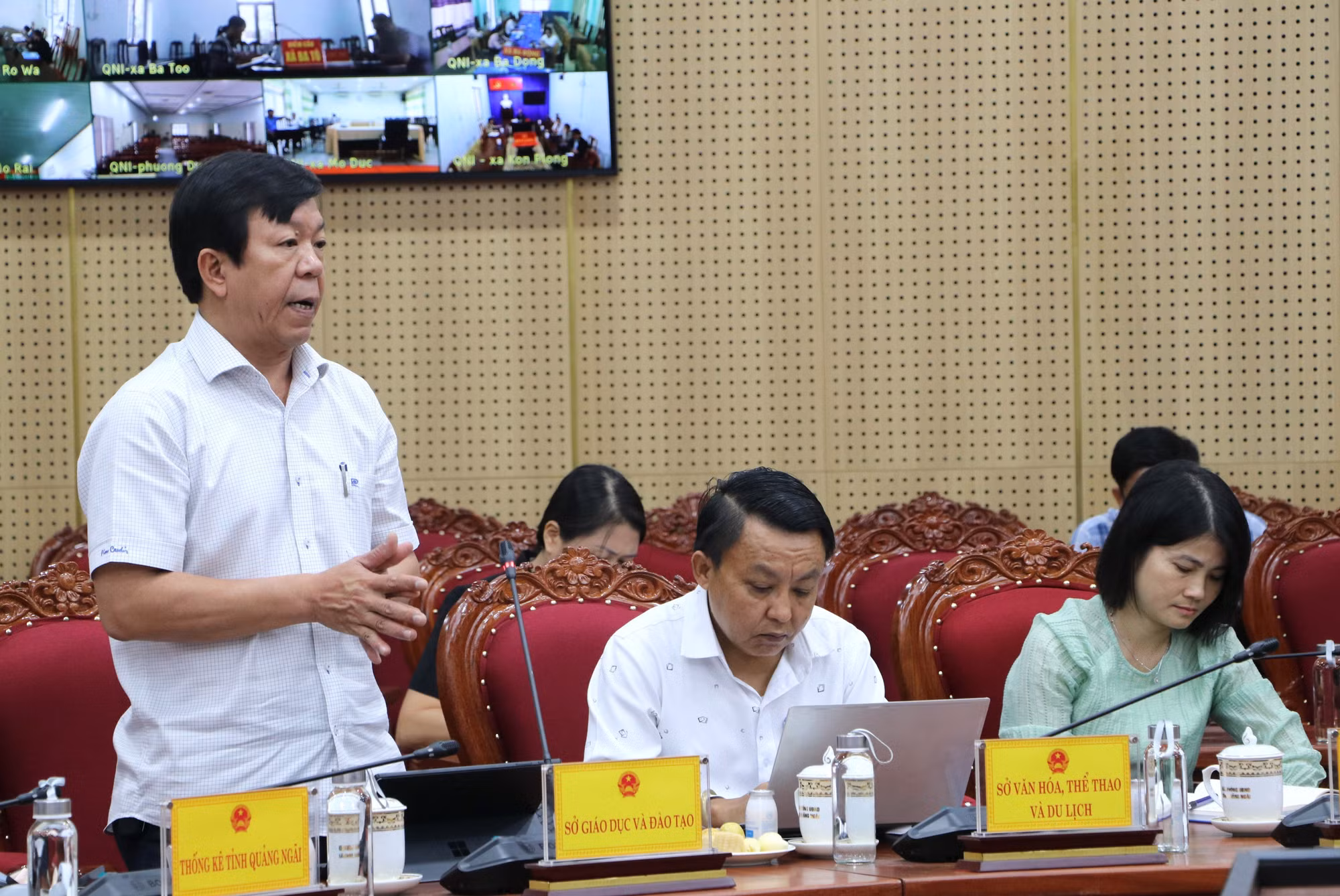 Đại biểu báo cáo tại cuộc họp.