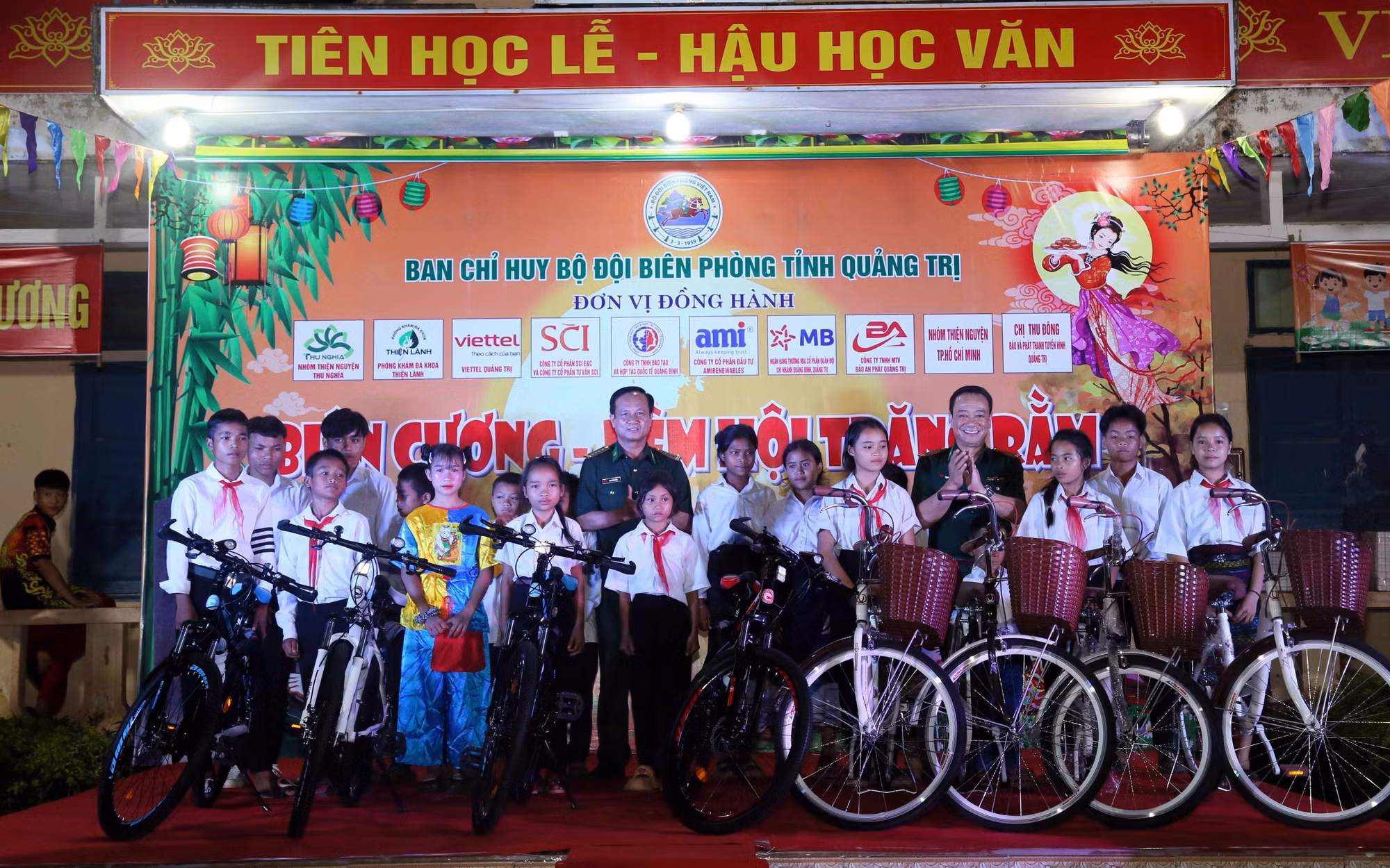 Lãnh đạo Ban Chỉ huy Bộ đội biên phòng Quảng Trị tặng xe đạp cho các em thiếu nhi tại chương trình. Ảnh: Tá Chuyên/TTXVN