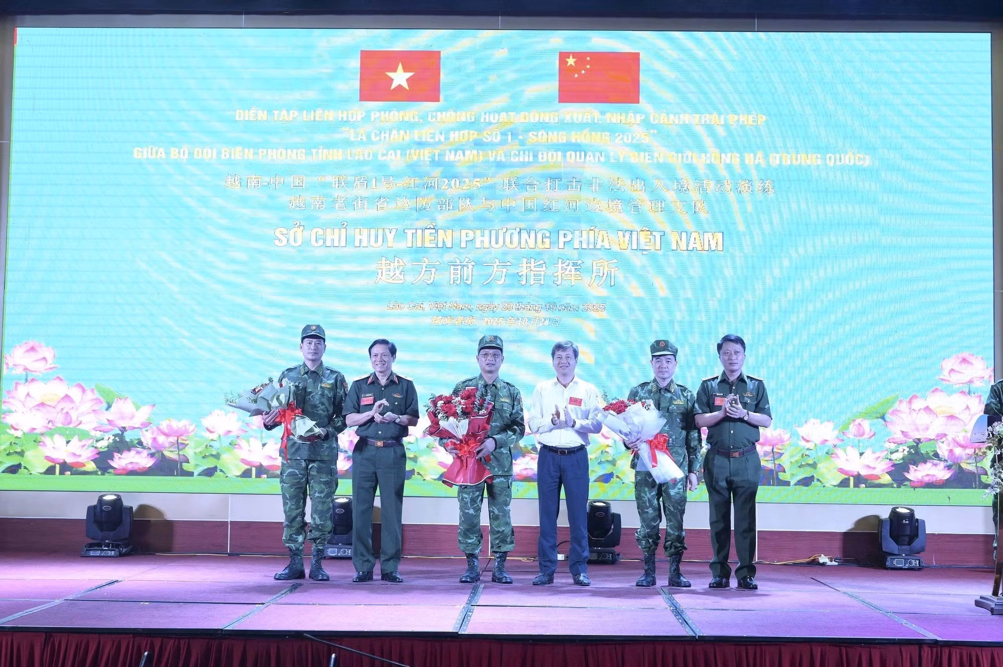 Tặng hoa chúc mừng thành công của cuộc Diễn tập. Ảnh: TTXVN phát
