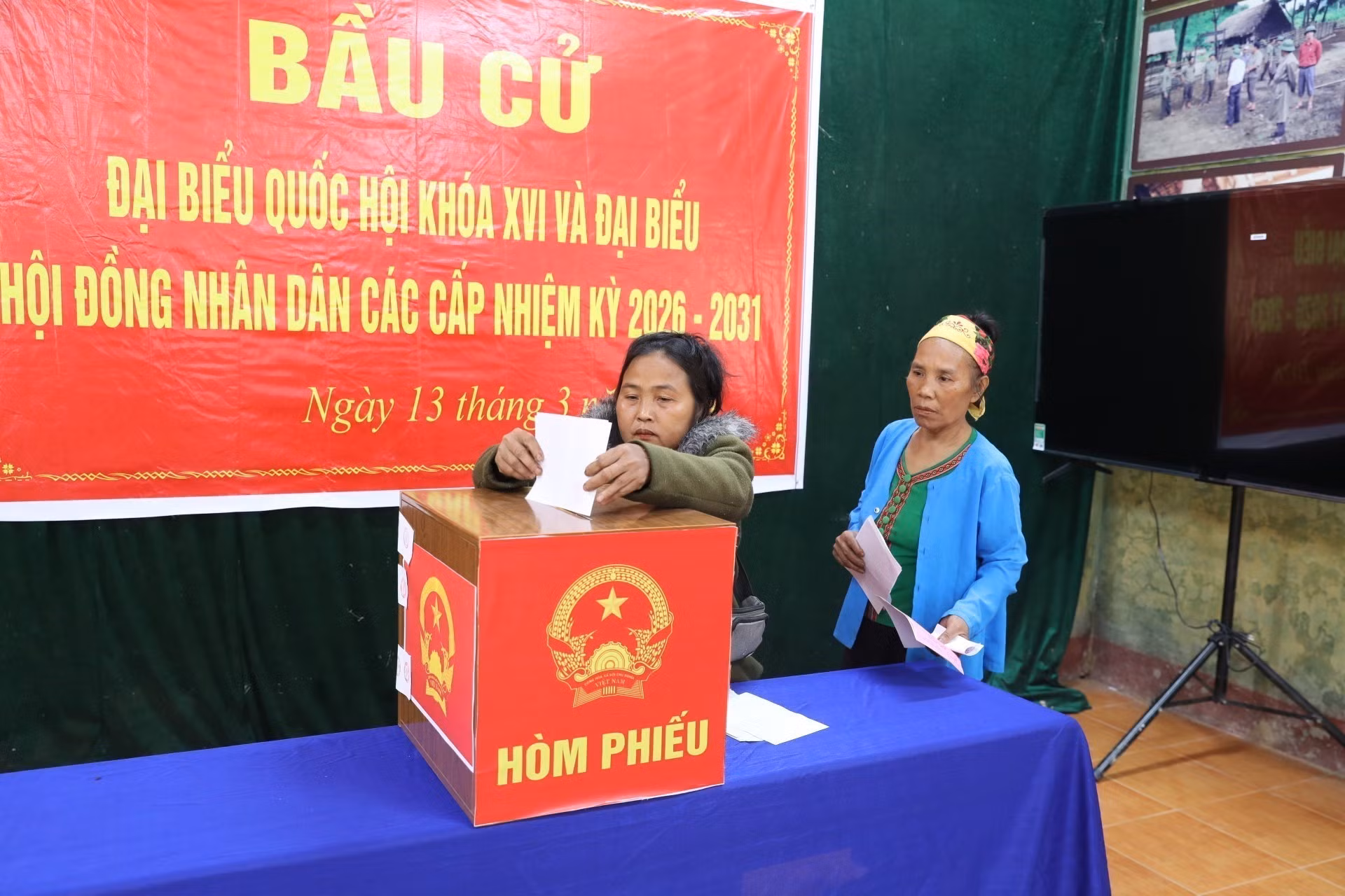 Cử tri bản Co Phạt, xã Môn Sơn (Nghệ An) bỏ phiếu bầu đại biểu Quốc hội khóa XVI và đại biểu HĐND các cấp nhiệm kỳ 2026-2031.