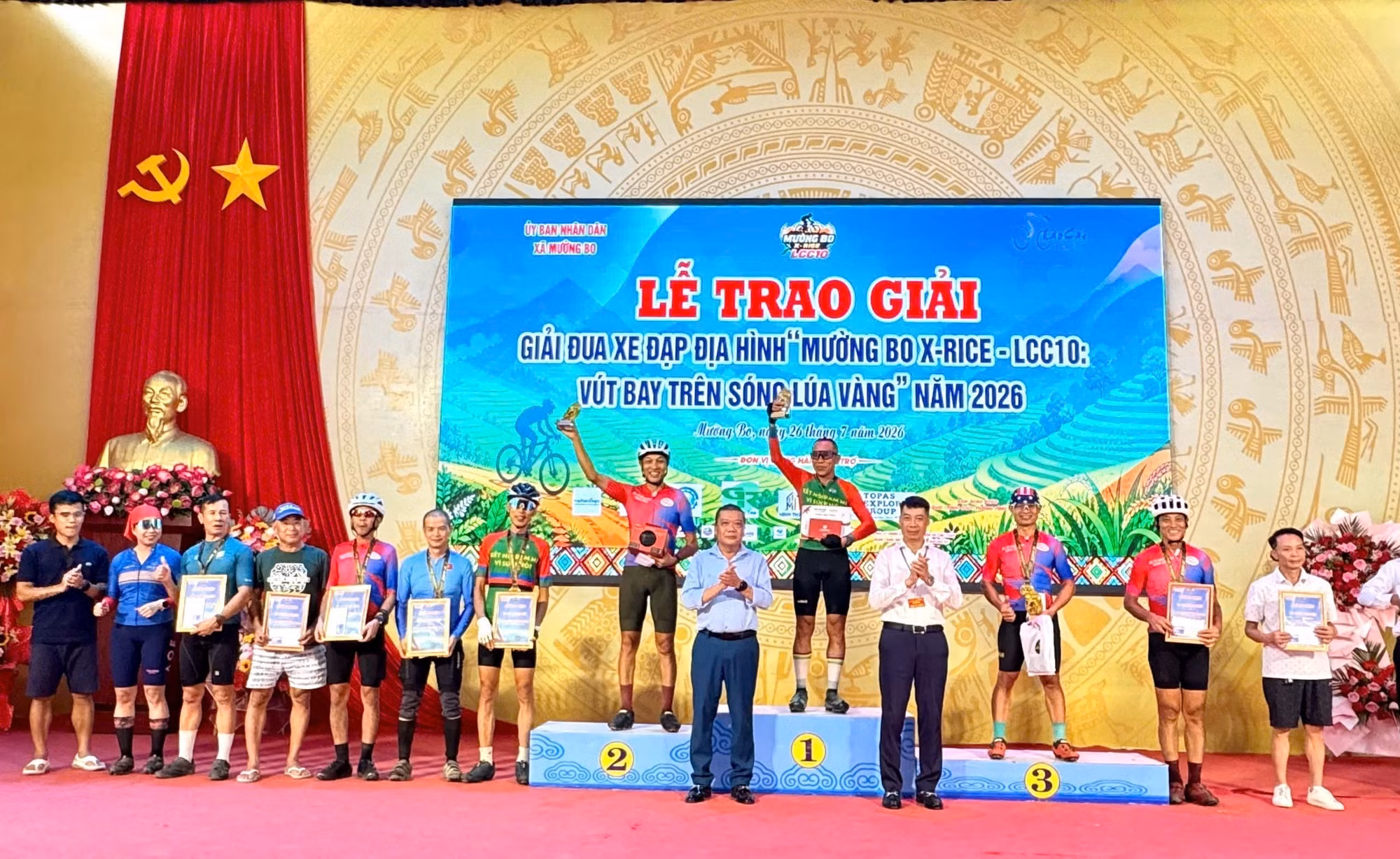 Trao giải cho các vận động viên. Ảnh: TTXVN phát
