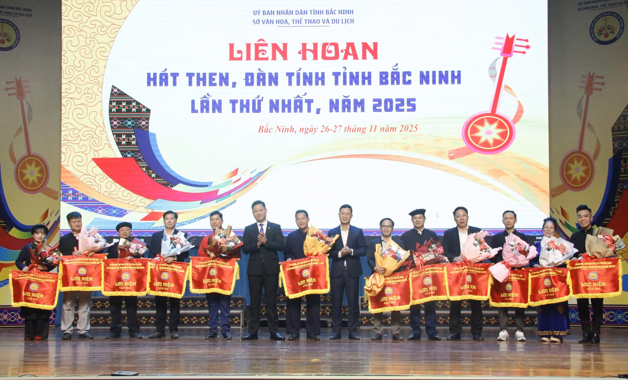 Ban Tổ chức trao cờ lưu niệm cho các đoàn.