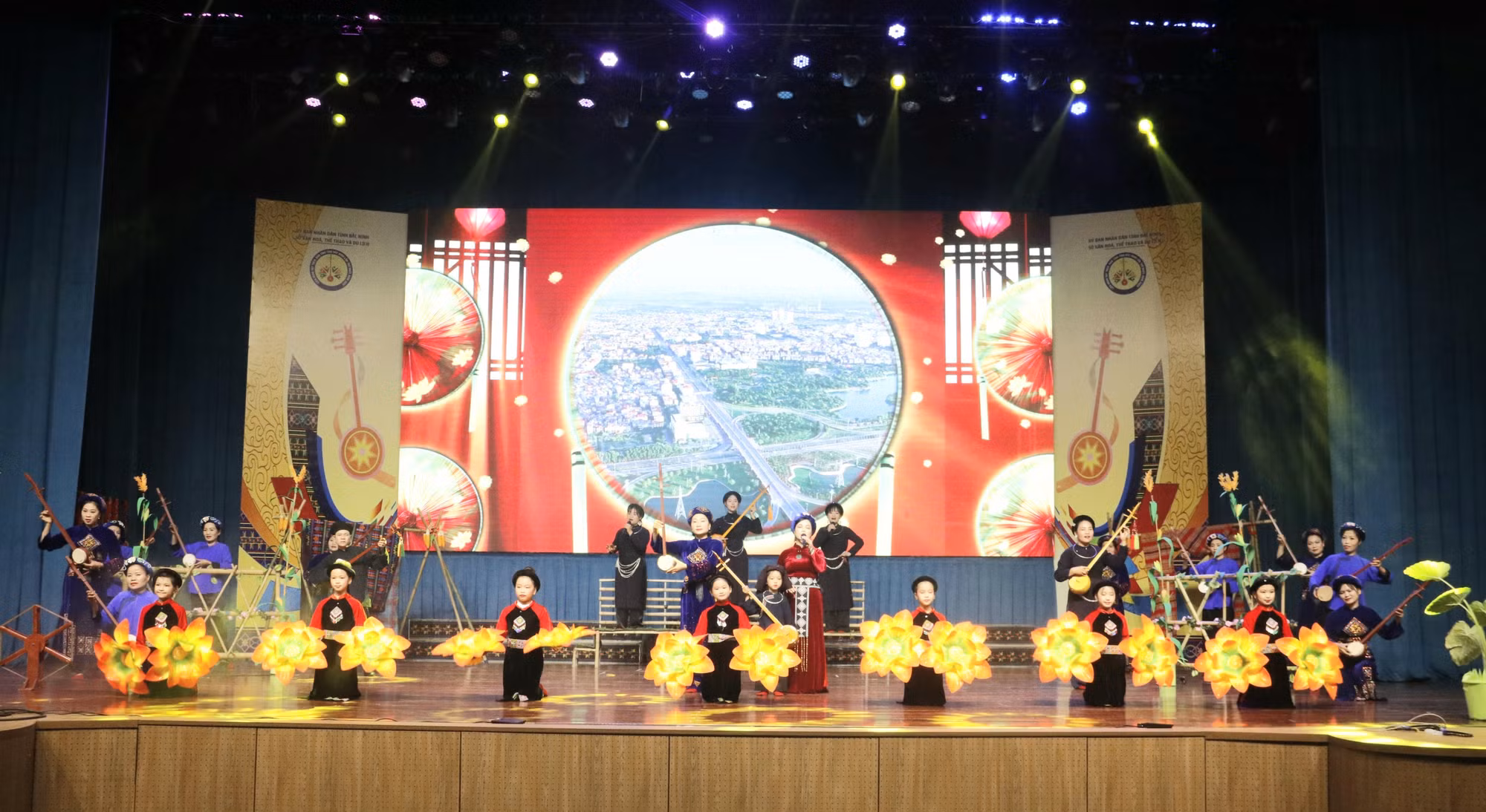 Một tiết mục hát Then, đàn Tính tham gia Liên hoan.