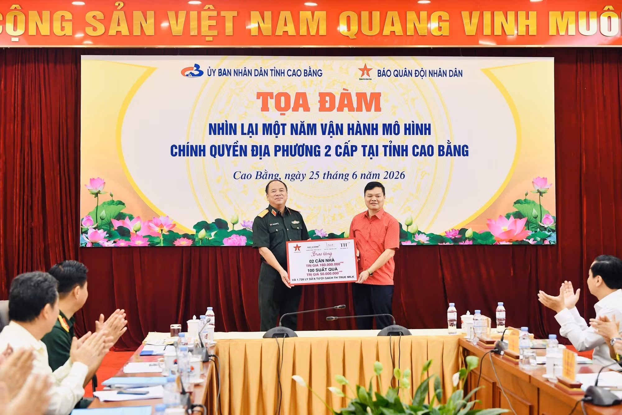 Thiếu tướng Đoàn Xuân Bộ, Bí thư Đảng ủy, Tổng biên tập Báo Quân đội nhân dân, trao tặng 2 căn nhà và 100 suất quà cho người nghèo, gia đình chính sách tỉnh Cao Bằng.Ảnh: TTXVN phát