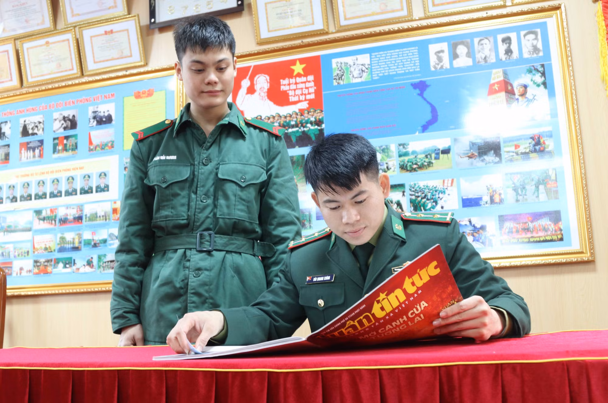 Cán bộ, chiến sĩ Đồn Biên phòng Cửa khẩu quốc tế Hữu Nghị (Lạng Sơn) tìm hiểu văn hóa đồng bào các dân tộc Việt Nam qua tờ báo Tết.