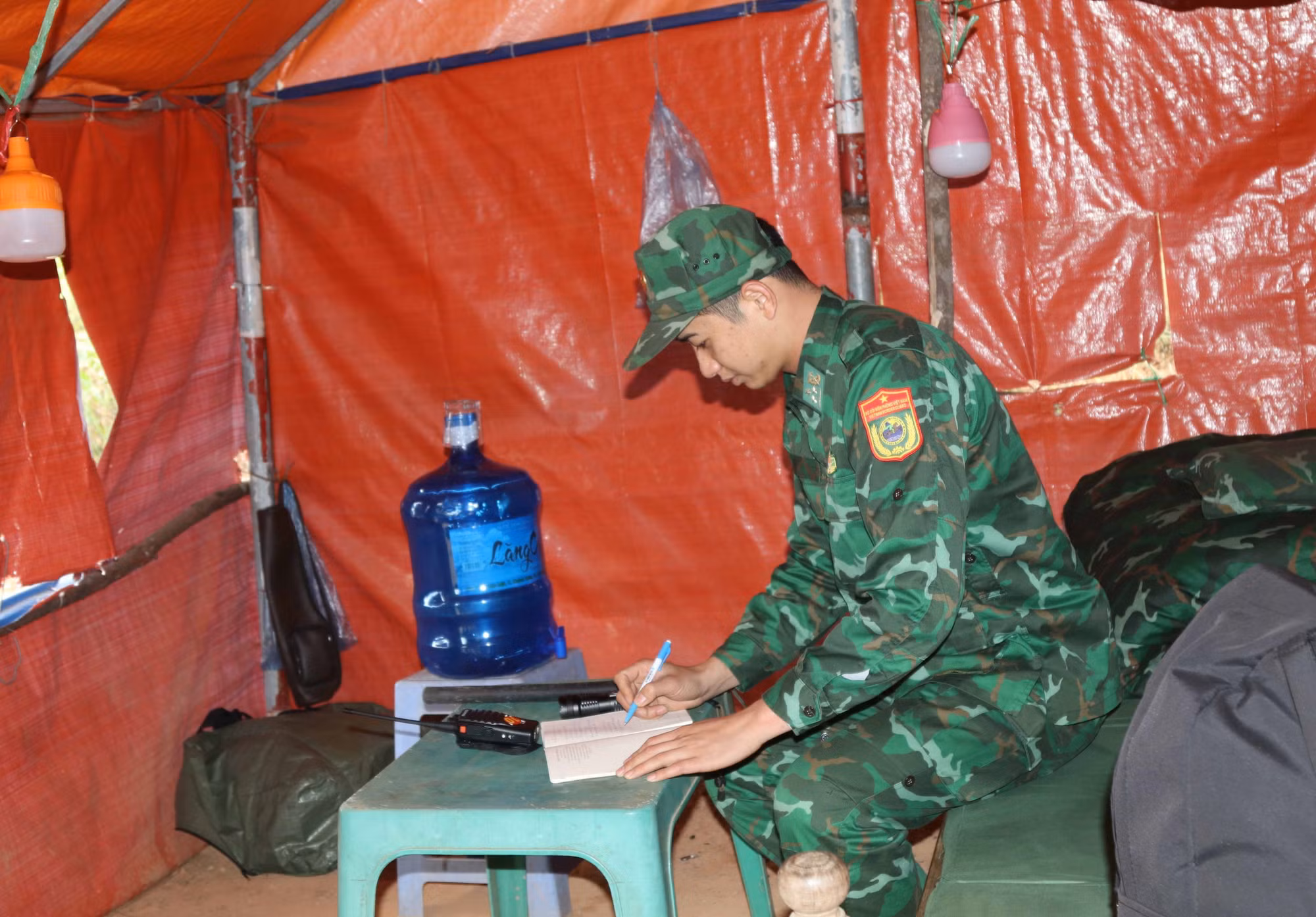 Thượng úy Bùi Mạnh Lâm, sinh năm 1997, quê Hưng Yên, cán bộ Trạm Biên phòng Cửa khẩu Chi Ma (Lạng Sơn) mới cưới vợ ngày 20 tháng Chạp song vẫn lên đơn vị để nhận nhiệm vụ trực Tết Nguyên đán 2026.
