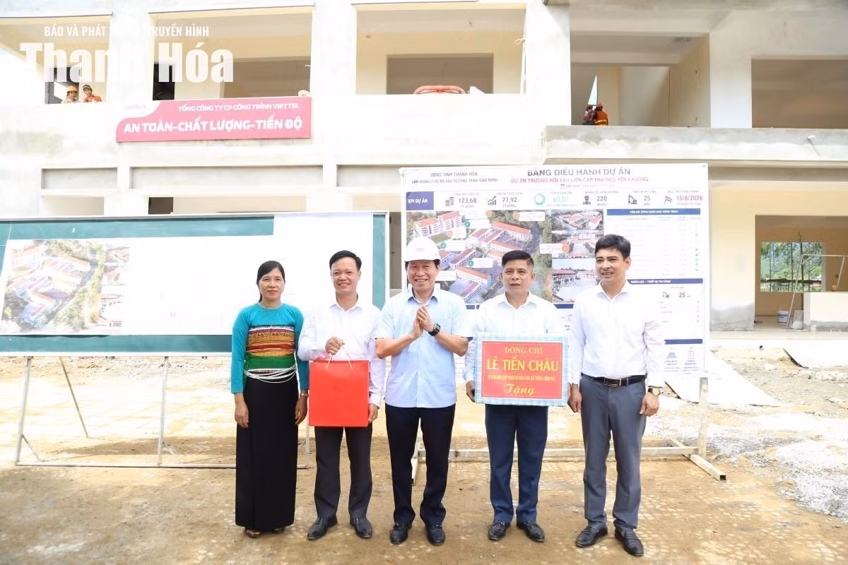 Phó Thủ tướng Chính phủ Lê Tiến Châu tặng quà cho Trường Nội trú liên cấp Tiểu học và THCS Yên Khương. Ảnh TTXVN phát