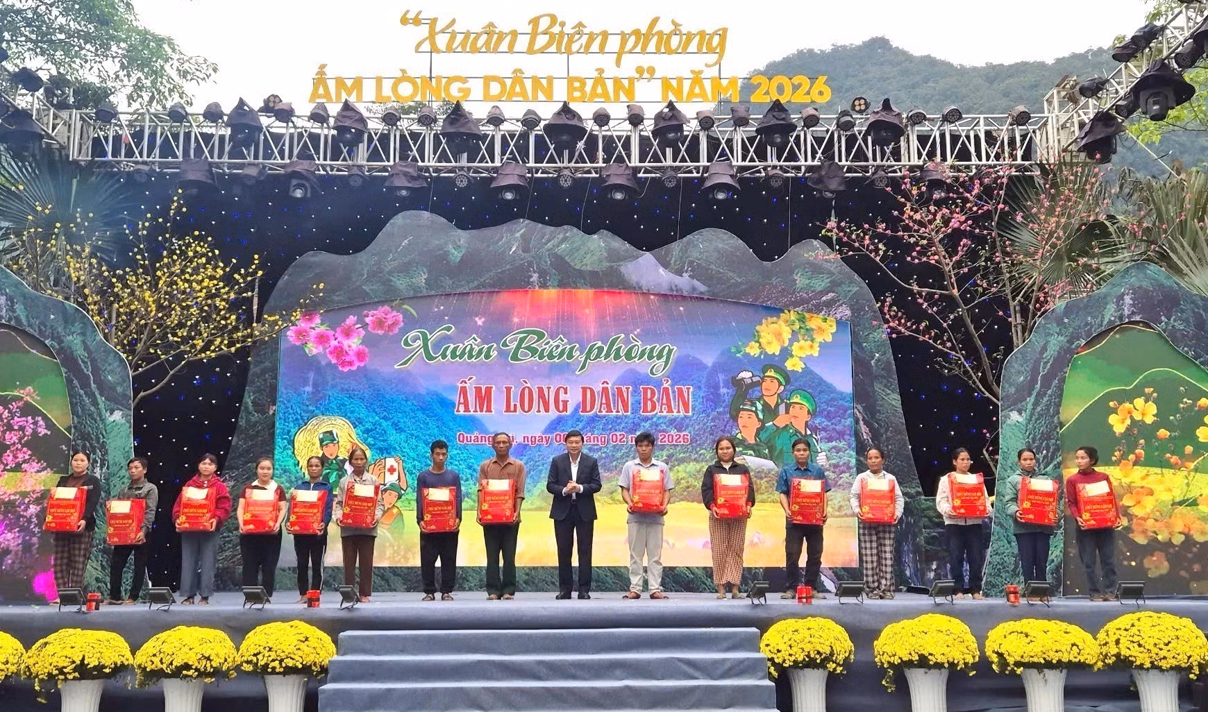 Đồng bào nhân dân khu vực biên giới phấn khởi khi được lãnh đạo tỉnh Quảng Trị trao tặng các suất quà thiết thực, ý nghĩa khi Tết đến Xuân về. Ảnh: TTXVN phát