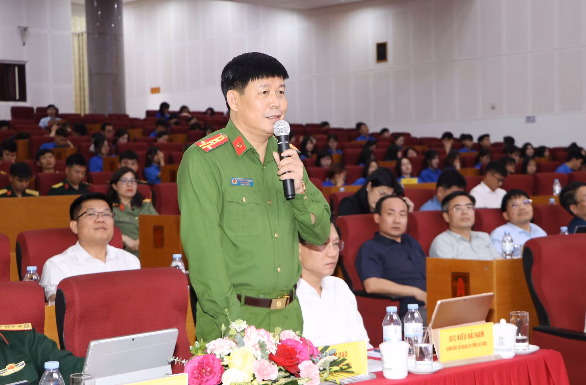 Đại diện Công an tỉnh Lai Châu trả lời câu hỏi của thanh niên tại Hội nghị.