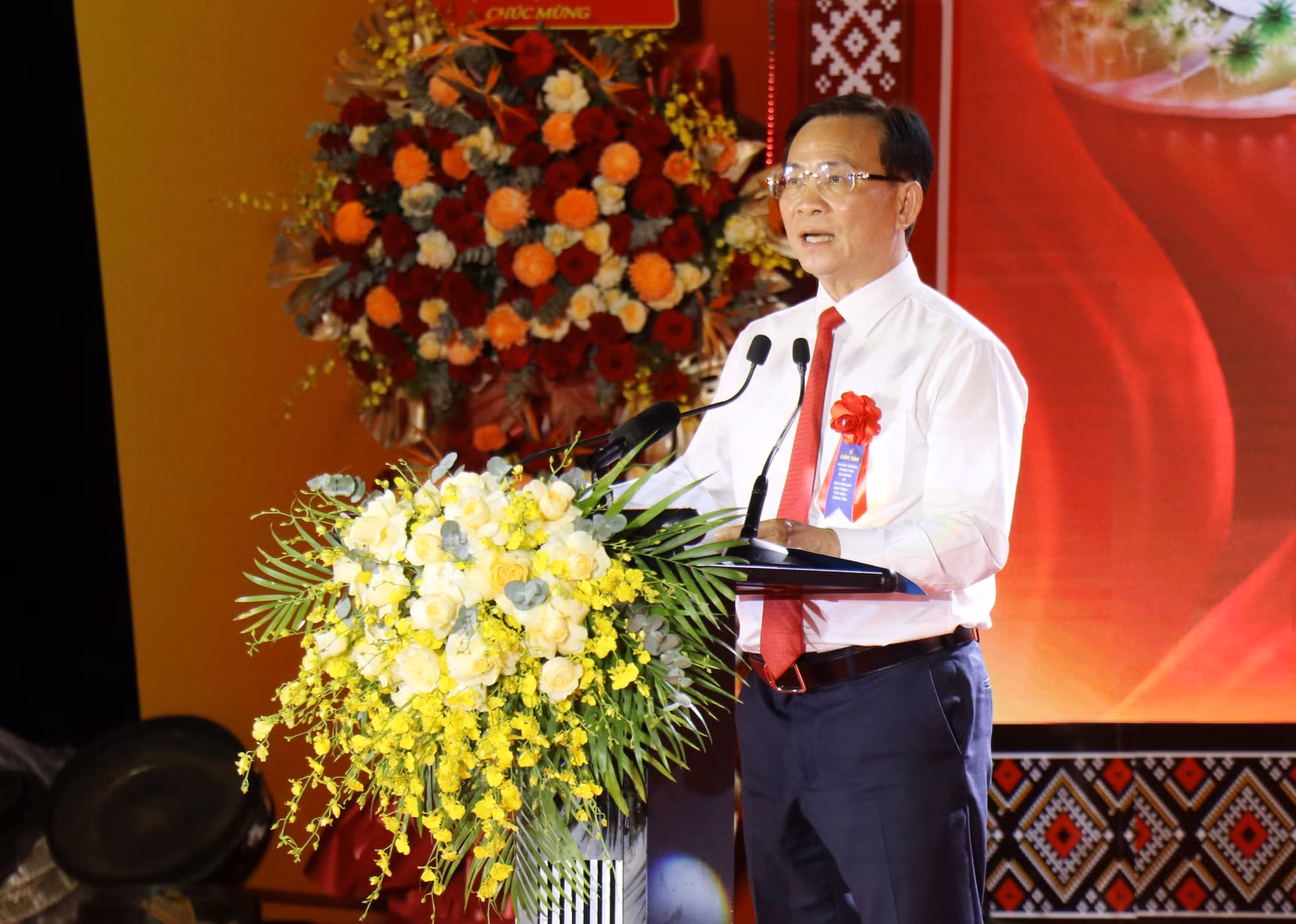 Ông Hồ Văn Mười, Chủ tịch UBND tỉnh Lâm Đồng phát biểu tại Lễ khánh thành Quảng trường trung tâm Gia Nghĩa và Khu liên hợp Bảo tàng - Thư viện - Công viên.