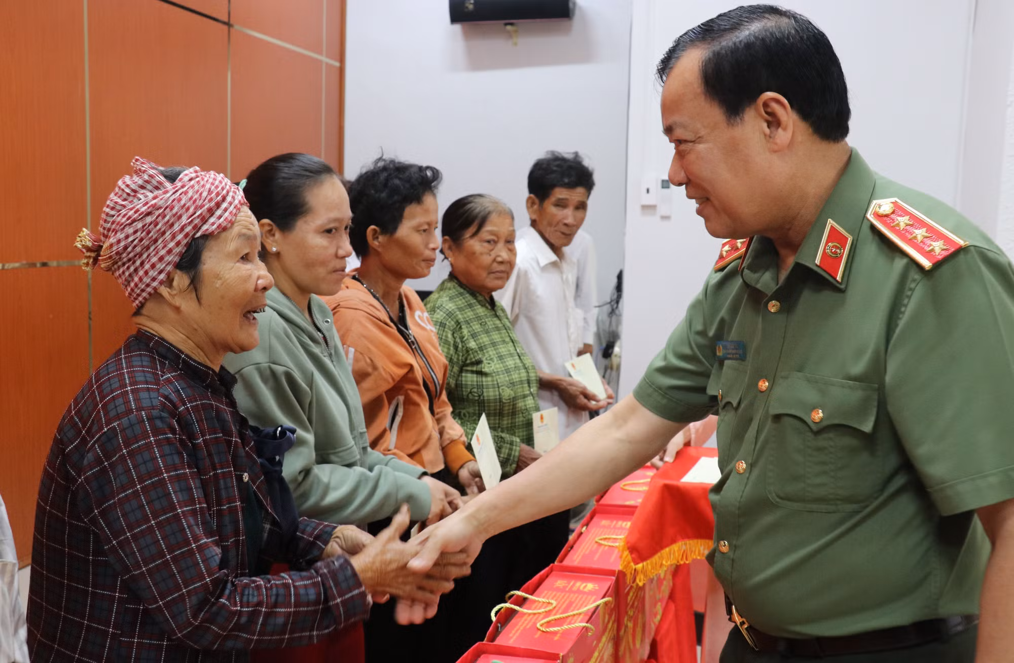 Thượng tướng Lê Tấn Tới, Chủ nhiệm Ủy ban Quốc phòng, An ninh và Đối ngoại của Quốc hội cùng lãnh đạo tỉnh Tây Ninh tặng quà tết cho các hộ gia đình có hoàn cảnh khó khăn tại xã Đức Huệ, tỉnh Tây Ninh. Ảnh: Bùi Giang/TTXVN
