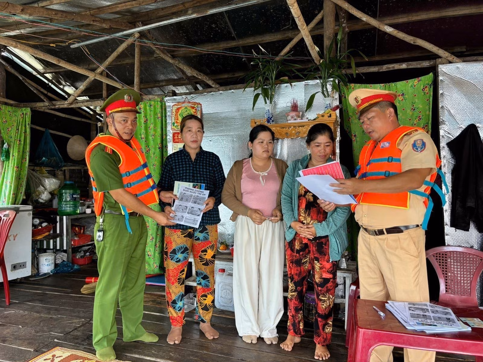 Công an tỉnh Đắk Nông tuyên truyền, phòng chống đuối nước cho các hộ dân. Ảnh: TTXVN phát