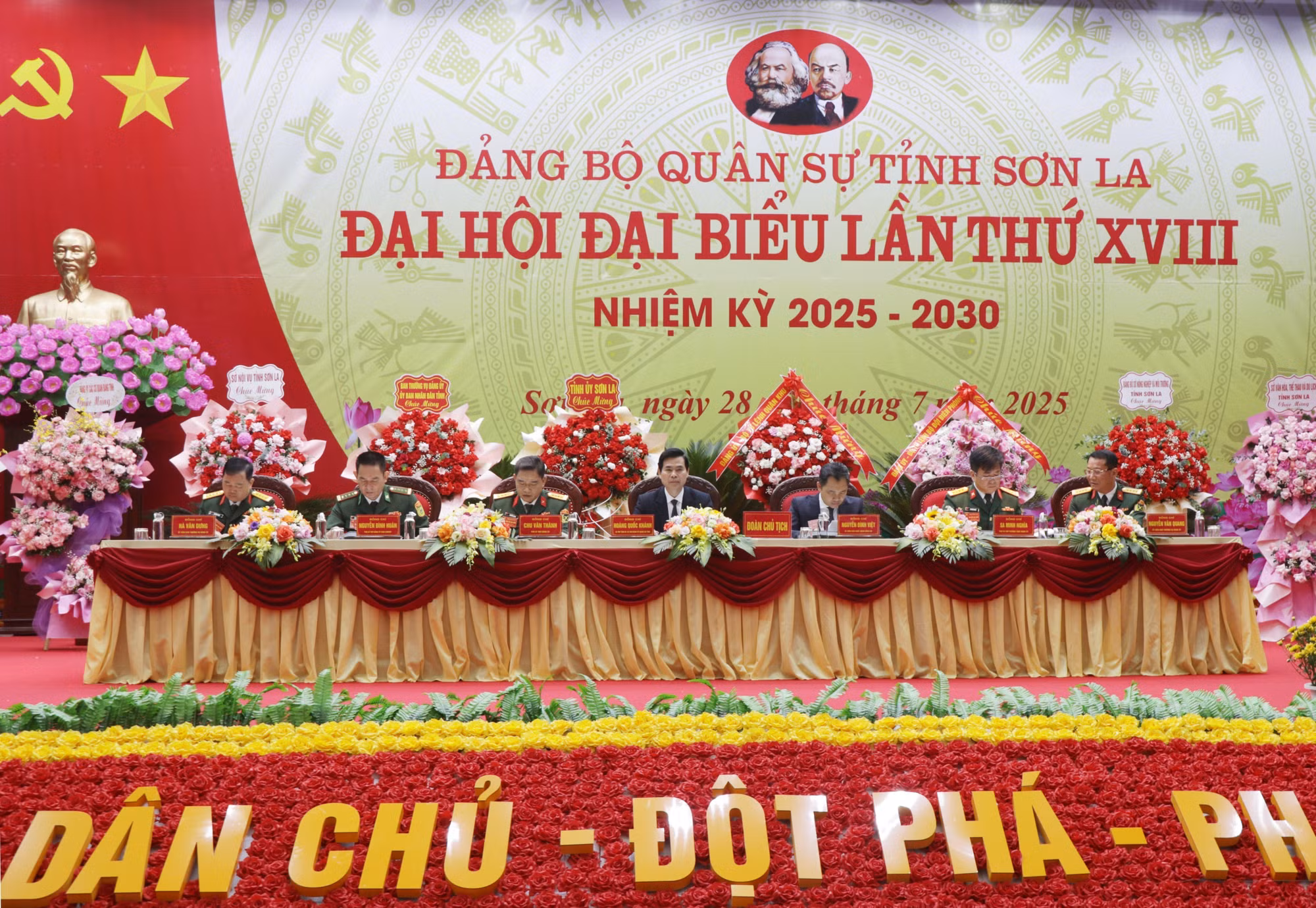 Đoàn Chủ tịch chủ trì Đại hội.