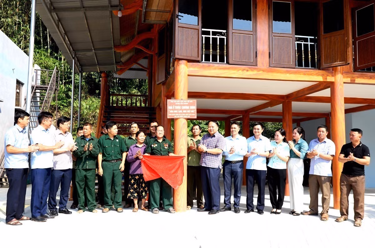 Chủ tịch UBND tỉnh Hà Giang Phan Huy Ngọc và các đại biểu động viên, tặng quà và chúc mừng gia đình ông Nguyễn Viết Đôn ở xã Đồng Yên, huyện Bắc Quang, khánh thành ngôi nhà mới. Ảnh: Kim Tiến/TTXVN phát