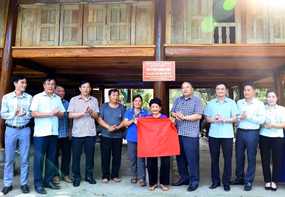 Chủ tịch UBND tỉnh Hà Giang Phan Huy Ngọc và các đại biểu động viên, tặng quà và chúc mừng gia đình bà Hoàng Thị Tô ở xã Đông Thành, huyện Bắc Quang, khánh thành ngôi nhà mới. Ảnh: Kim Tiến/TTXVN phát