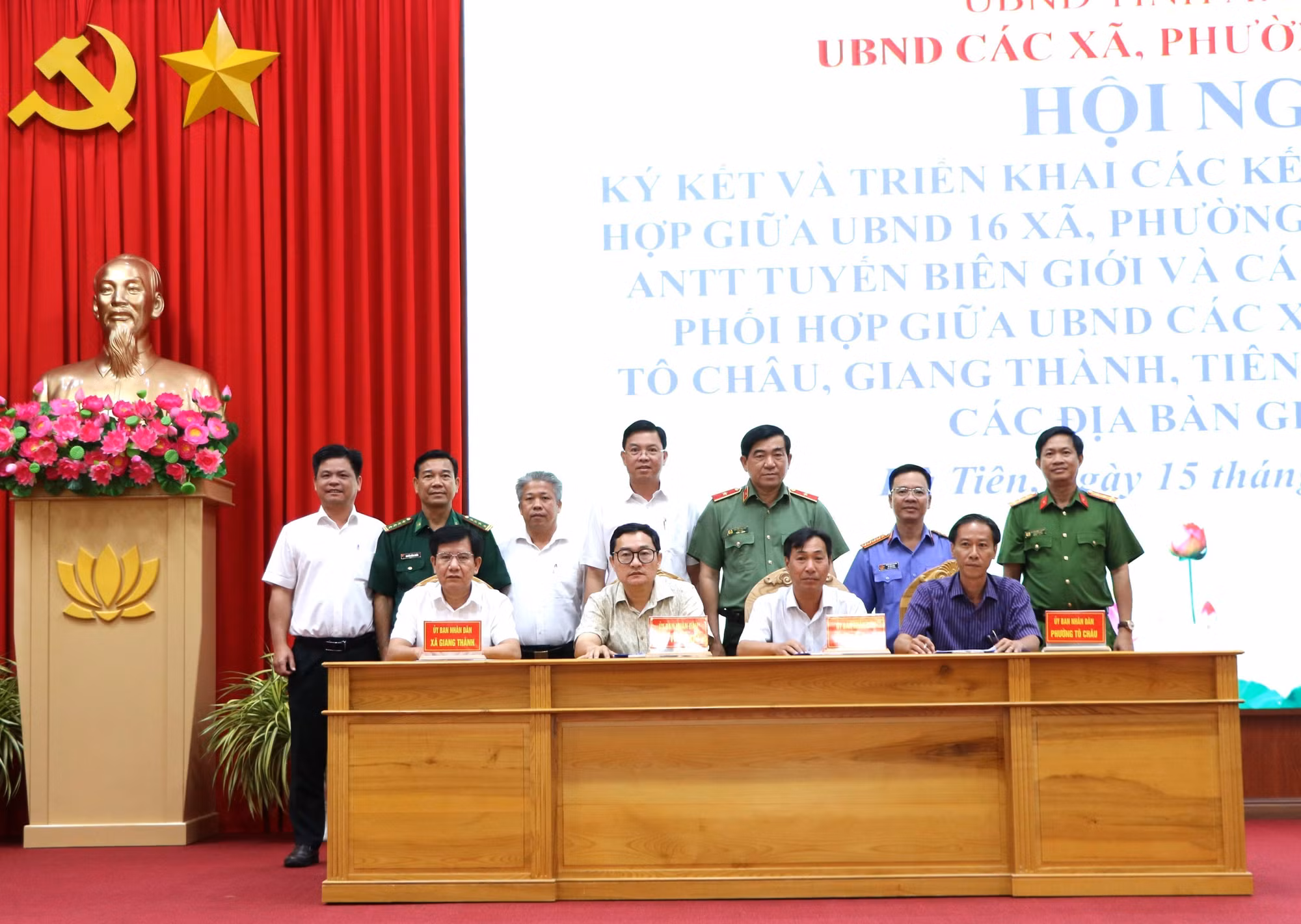 Đại diện UBND phường Hà Tiên, Tô Châu, Giang Thành, Tiên Hải ký kết quy chế phối hợp bảo đảm an ninh trật tự địa bàn giáp ranh.