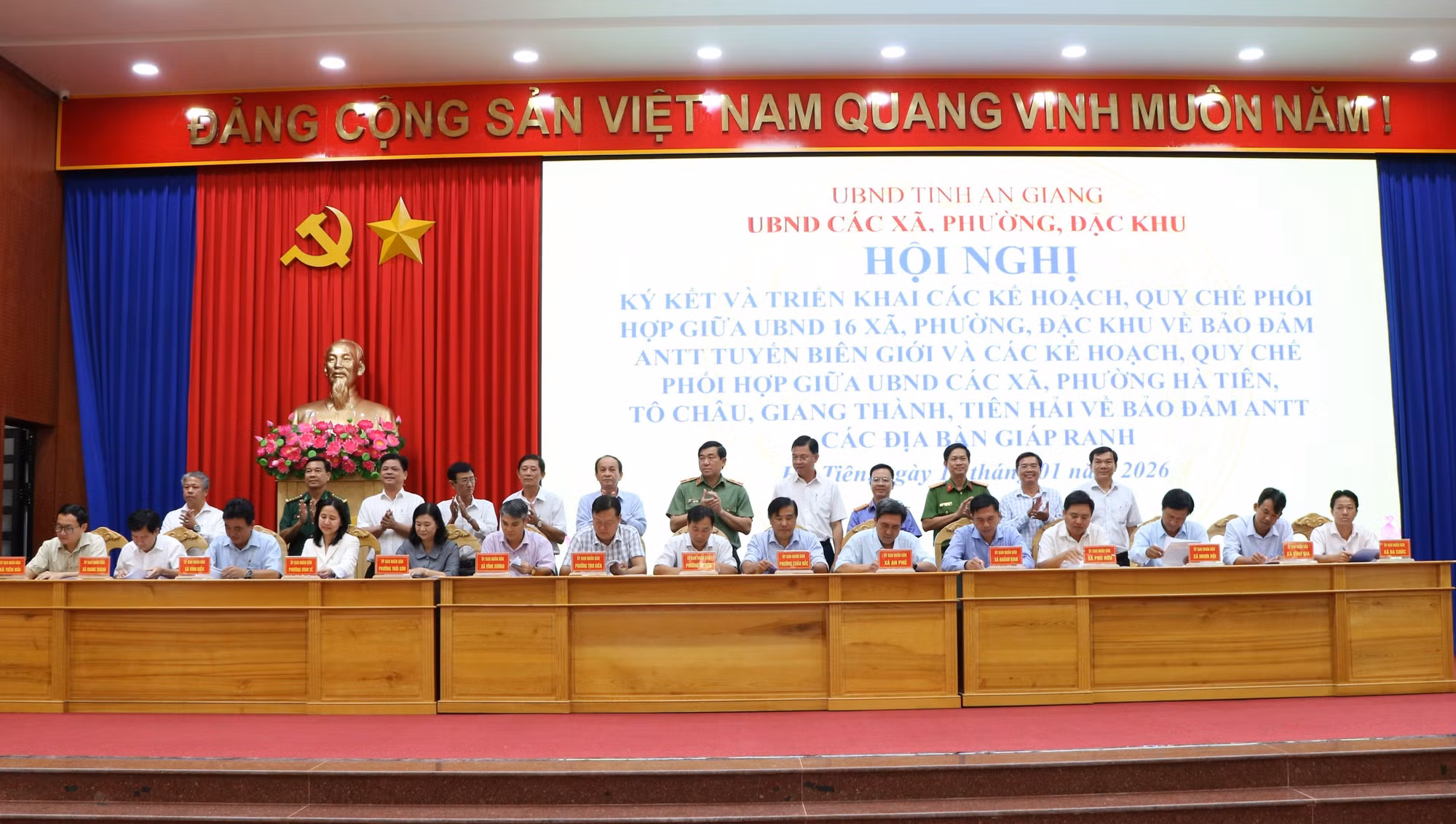 Đại diện lãnh đạo UBND các xã, phường, đặc khu ký kết các kế hoạch, quy chế phối hợp bảo đảm an ninh trật tự tuyến biên giới.