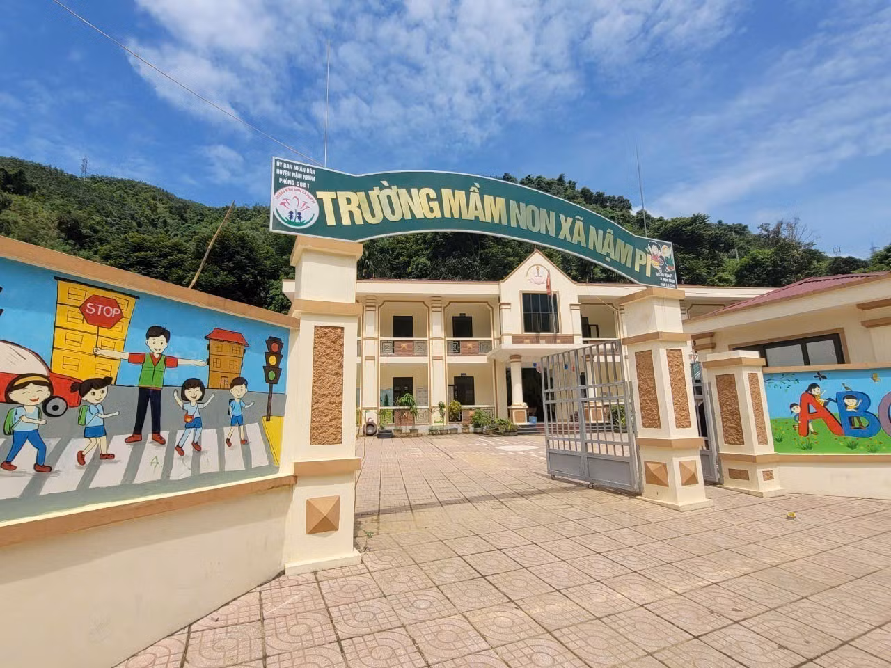 Thông báo kết luận của Bộ Chính trị về chủ trương đầu tư xây dựng trường học cho các xã biên giới