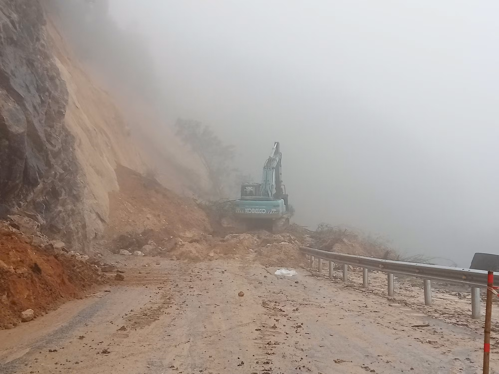 Công ty Cổ phần Cầu đường 3 Lai Châu đã huy động các phương tiện, máy múc để khẩn trương khắc phục sạt lở. Dự kiến, đến khoảng 9 giờ 30 ngày 22/6 sẽ thông tạm thời để các phương tiên là xe ô tô con, xe máy có thể lưu thông. Ảnh: TTXVN phát