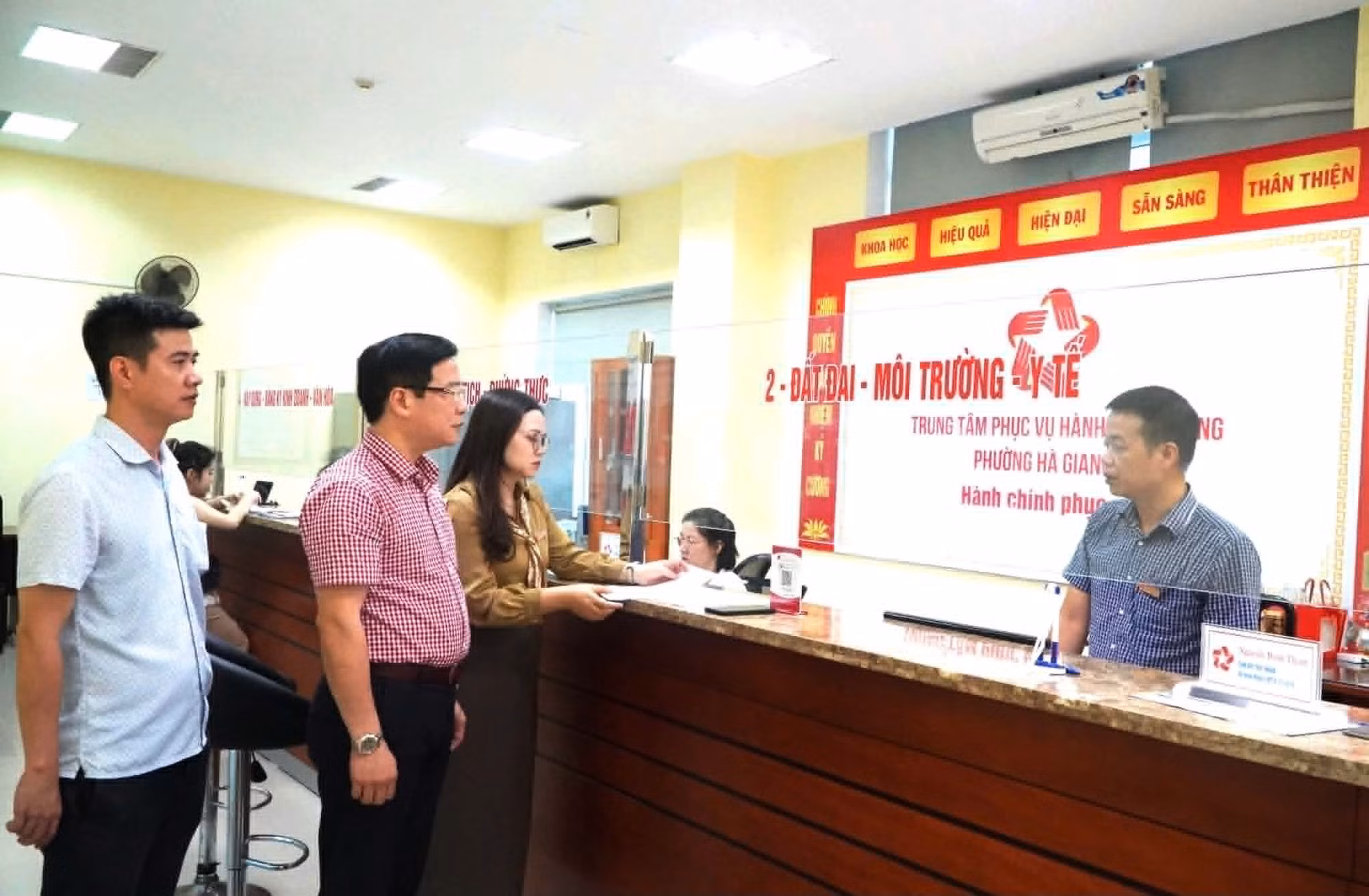 Phó Bí thư Thường trực Đảng ủy, Chủ tịch HĐND phường Hà Giang 1 Nguyễn Thành Long kiểm tra việc tiếp nhận, giải quyết thủ tục hành chính tại Trung tâm Phục vụ hành chính công của phường. Ảnh: Quỹ Đạo/TTXVN phát