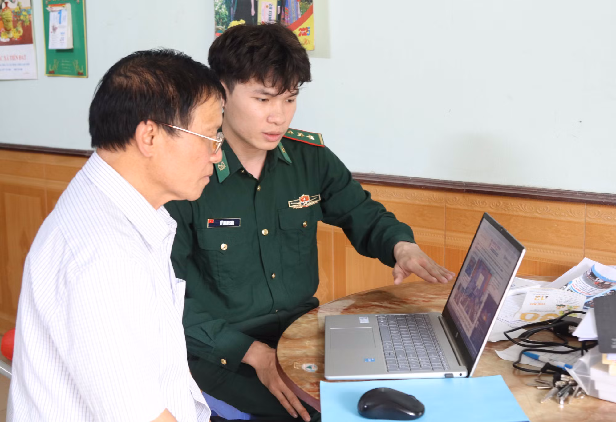 Cán bộ Đồn Biên phòng cửa khẩu Chi Ma, tỉnh Lạng Sơn, chỉ dẫn người dân nhận biết các website thông tin chính thống.