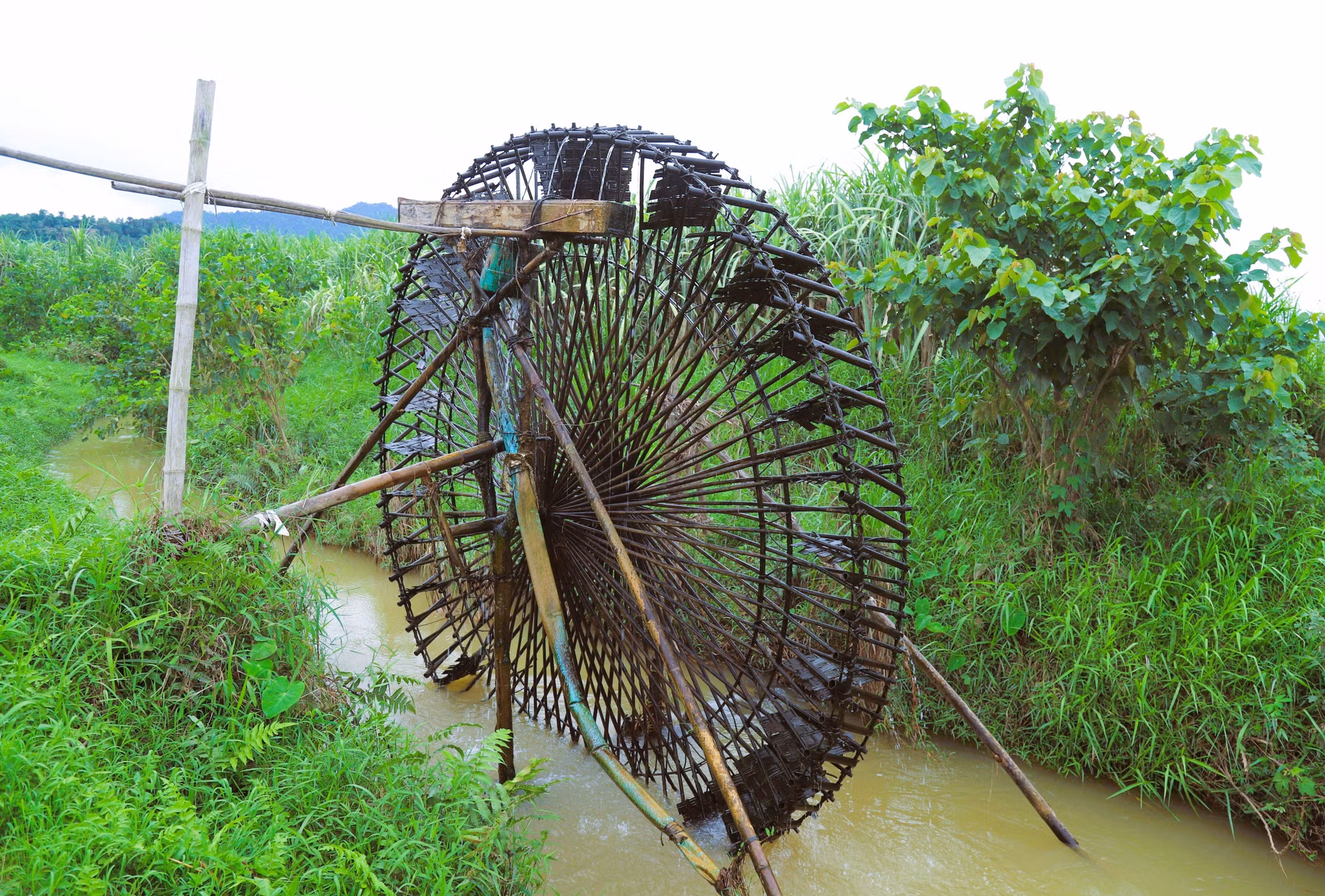 Cọn nước có hình dáng như một bánh xe có kích thước khổng lồ, bán kính từ 1,2m đến gần 2m được dựng bên các khe suối, dòng sông ngày đêm quay nhờ lực đẩy sức nước của dòng chảy của sông, suối.