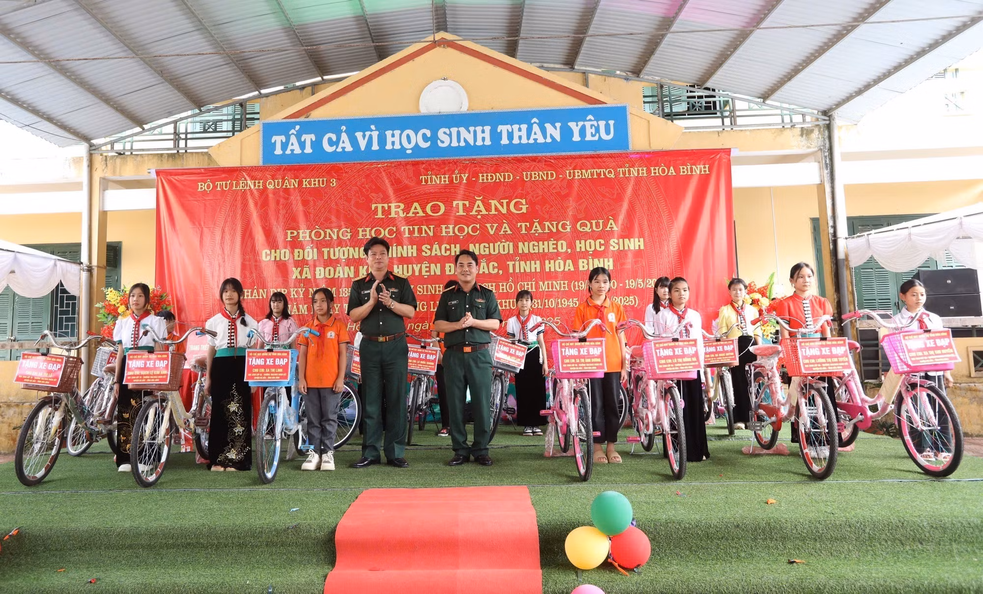Đại diện Bộ Chỉ huy Quân sự tỉnh Hoà Bình tặng 15 xe đạp cho học sinh nghèo học giỏi trường Tiểu học và Trung học cơ sở Đoàn Kết, huyện Đà Bắc. Ảnh: Trọng Đạt/TTXVN