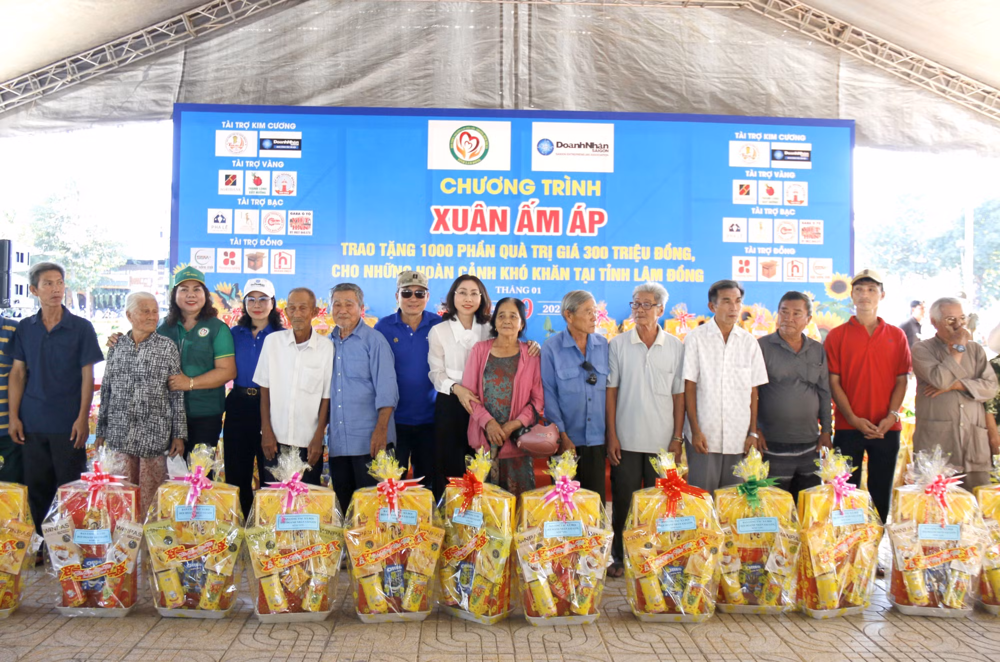 Chương trình Xuân Ấm áp do Hội thiện nguyện lan tỏa yêu thương Bình Thuận tổ chức đến với người dân có hoàn cảnh khó khăn.
