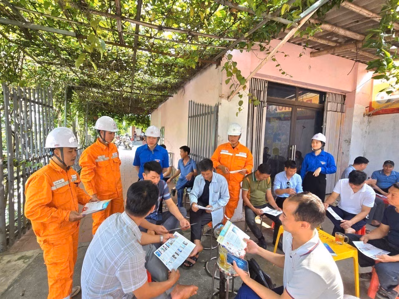 Cán bộ, Công nhân Điện lực Cao Bằng phát tờ rơi, tuyên truyền vận động người dân phối hợp, hỗ trợ bảo vệ hệ thống điện lưới. Ảnh: TTXVN phát