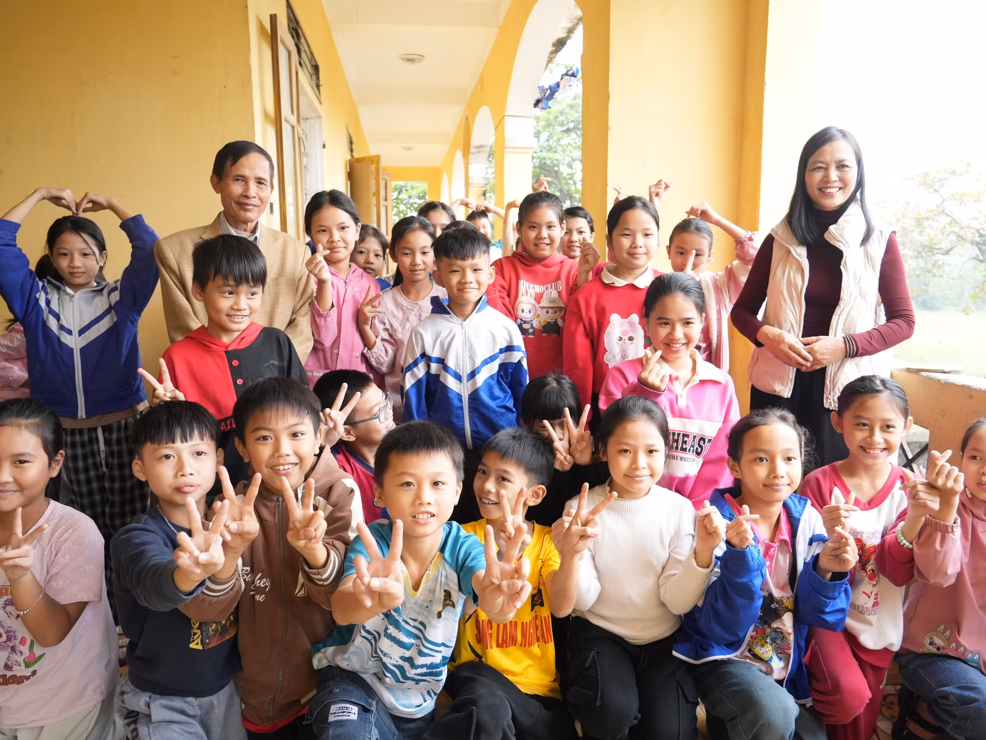 Niềm vui đến lớp của học sinh tại lớp học tình thương xã Thiên Nhẫn.
