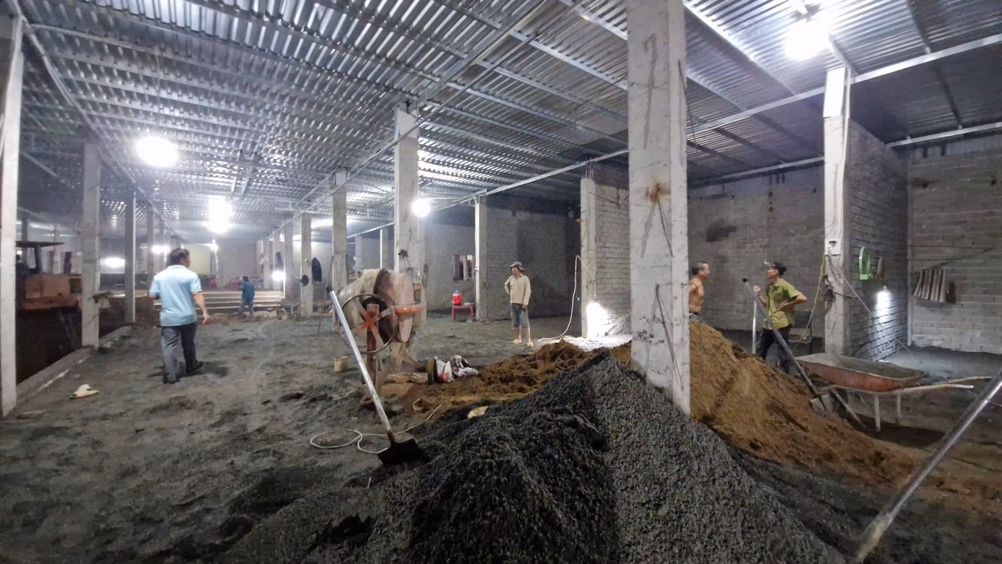 Bên trong công trình xây dựng trái phép trên đất rừng phòng hộ thuộc đèo Bảo Lộc (đoạn gần tượng đài Đức Mẹ, thị trấn Đạ M’Ri, huyện Đạ Huoai, Lâm Đồng). Ảnh: TTXVN phát