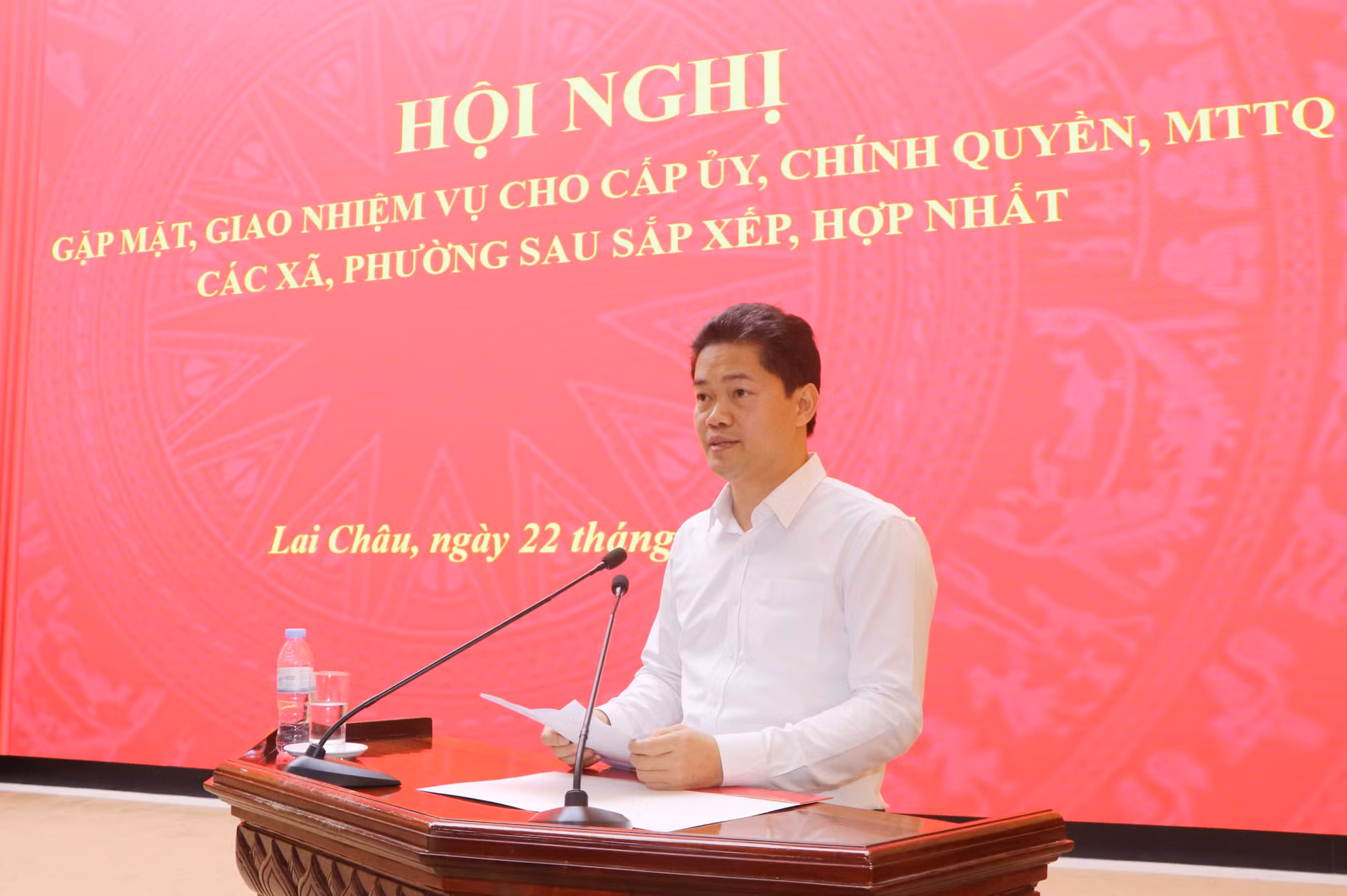 Phó Bí thư Thường trực Tỉnh ủy Lai Châu Vũ Mạnh Hà phát biểu quán triệt, giao vụ cho cấp ủy, chính quyền các xã, phường sau sắp xếp, hợp nhất.
