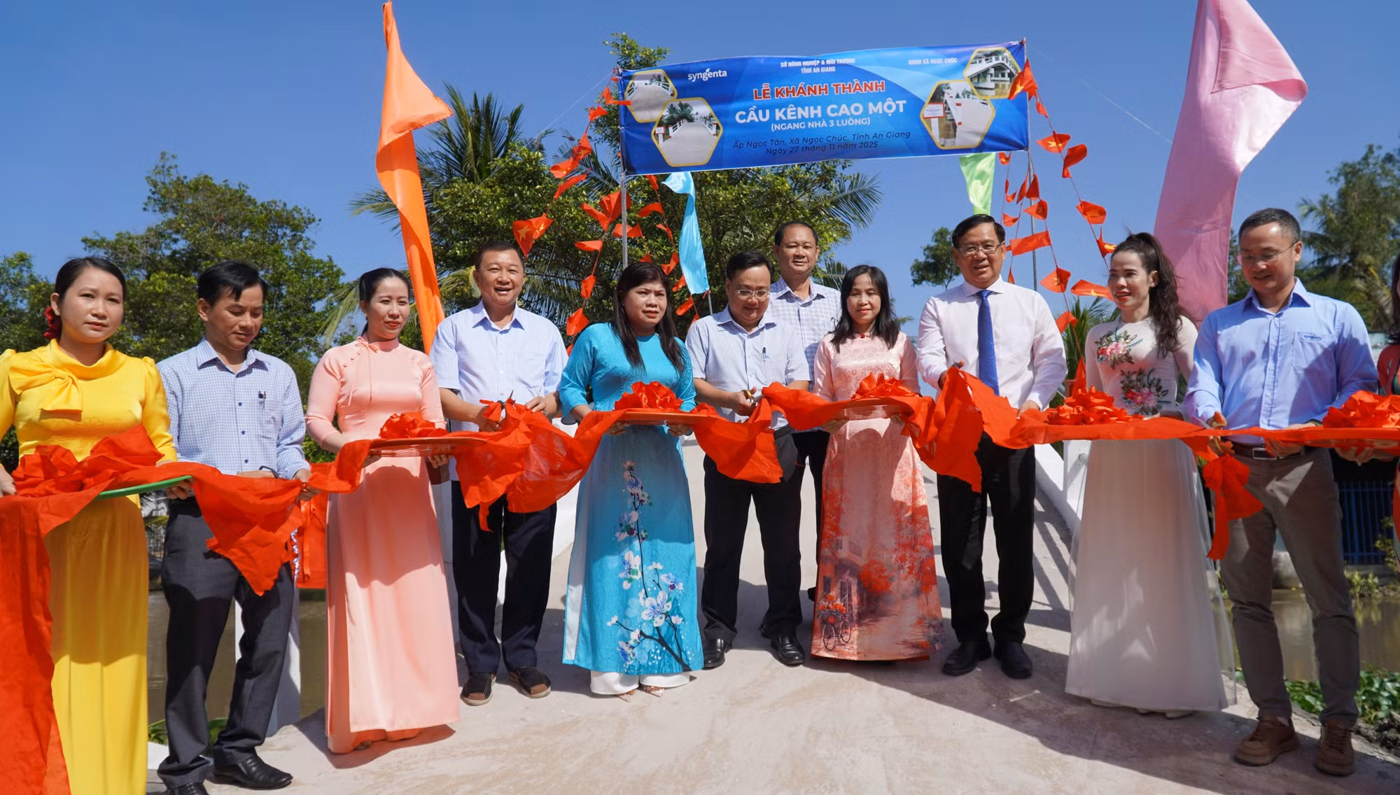 Cắt băng khánh thành cầu Kênh Cao Một, ấp Ngọc Tân, xã Ngọc Chúc.