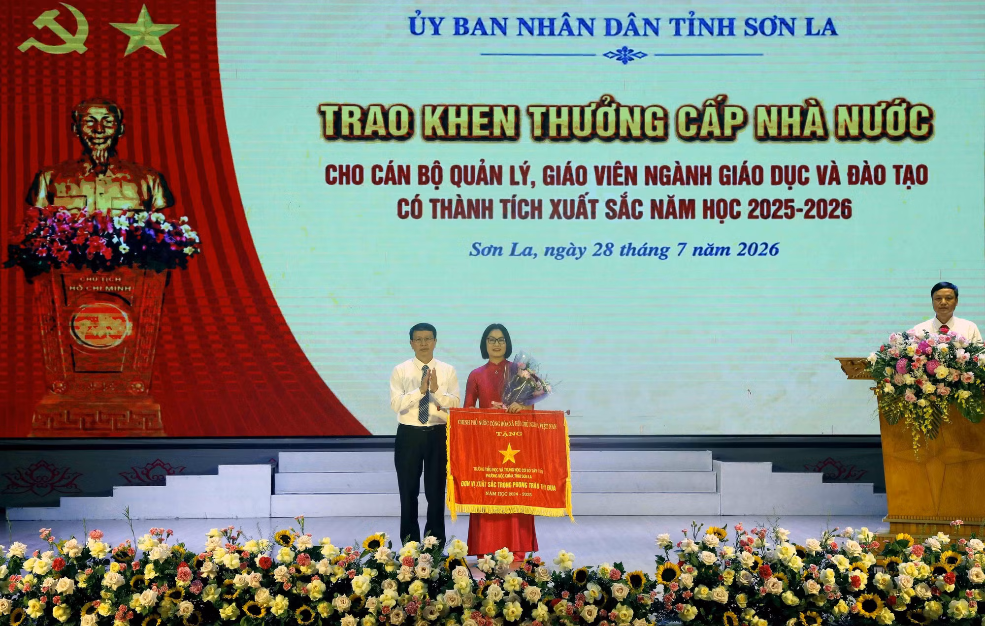 Giám đốc Sở Giáo dục và Đào tạo tỉnh Sơn La Nguyễn Văn Chiến chuyển trao Cờ thi đua của Chính phủ cho đại diện Trường Tiểu học và Trung học cơ sở Tây Tiến (phường Mộc Châu, tỉnh Sơn La).