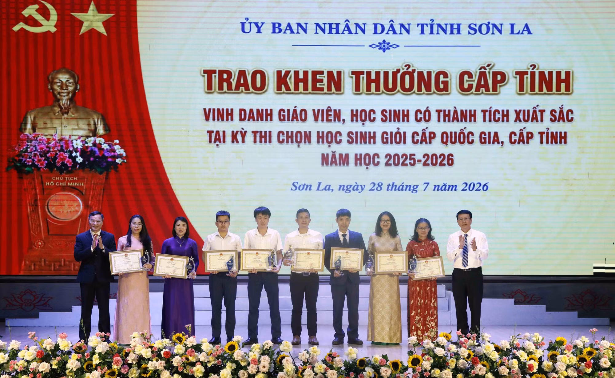 Trao Bằng khen của Chủ tịch Ủy ban nhân dân tỉnh Sơn La cho các giáo viên có thành tích xuất sắc trong công tác bồi dưỡng học sinh giỏi đoạt giải cấp quốc gia năm học 2025 - 2026.
