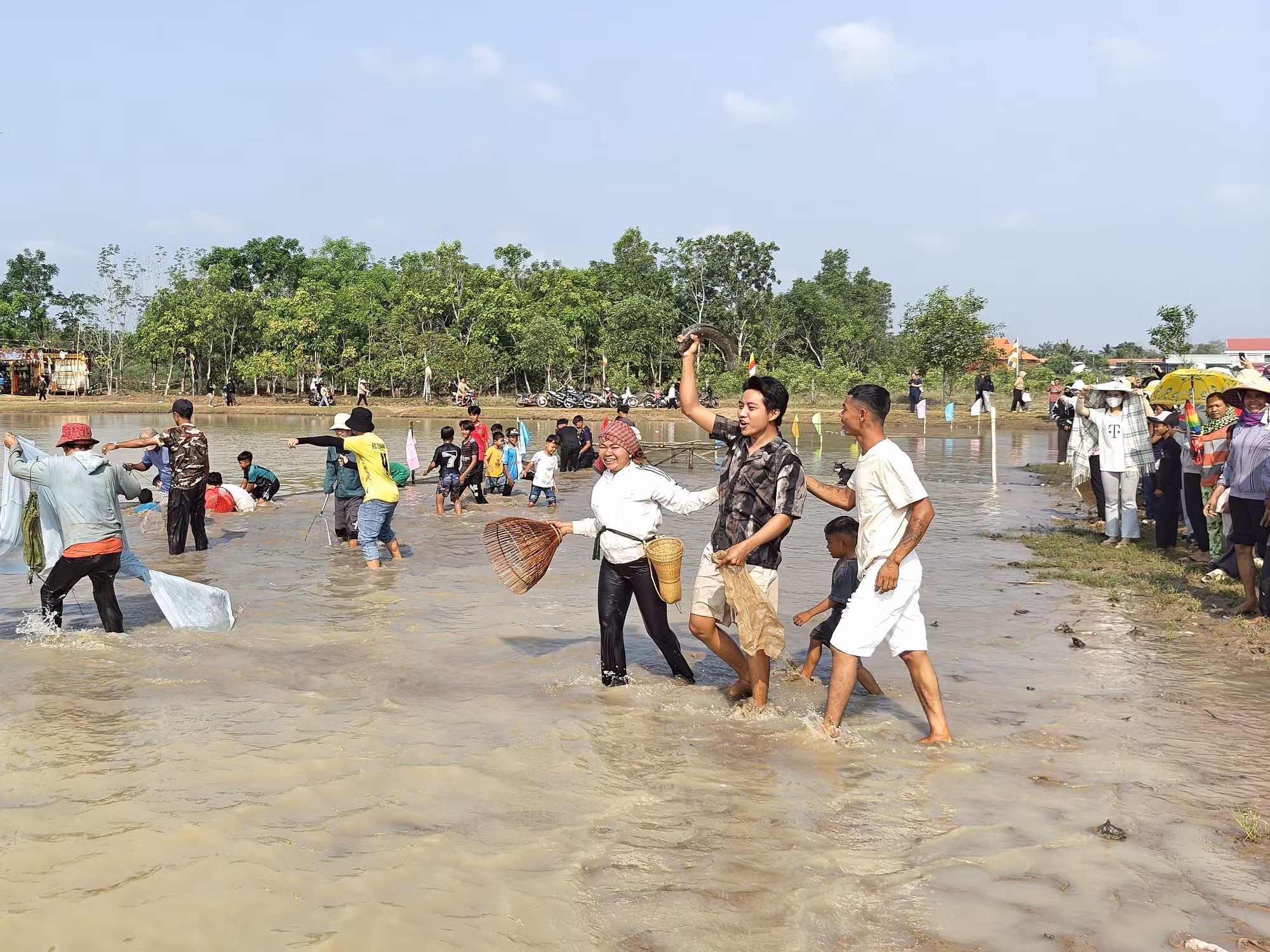 Trong phần trò chơi dân gian truyền thống diẽn ra sau phần nghi lễ, người dân trực tiếp xuống bàu bắt cá. Con cá lớn bắt đầu tiên sẽ dâng cho già làng. Mọi người sau đó lấy sản phẩm bắt được cùng nướng và chế biến các món ăn truyền thống để ăn tại lễ hội.