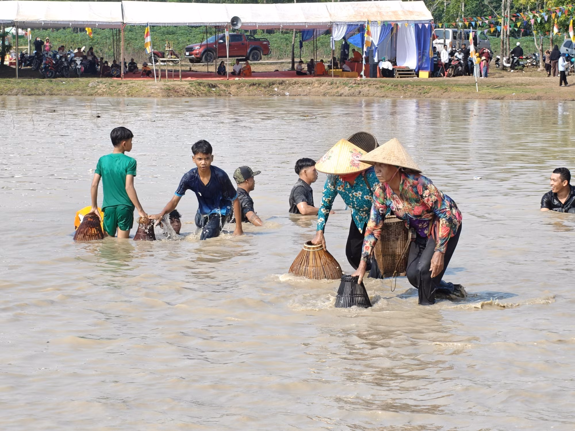 Trong phần trò chơi dân gian truyền thống diẽn ra sau phần nghi lễ, người dân trực tiếp xuống bàu bắt cá. Con cá lớn bắt đầu tiên sẽ dâng cho già làng. Mọi người sau đó lấy sản phẩm bắt được cùng nướng và chế biến các món ăn truyền thống để ăn tại lễ hội.