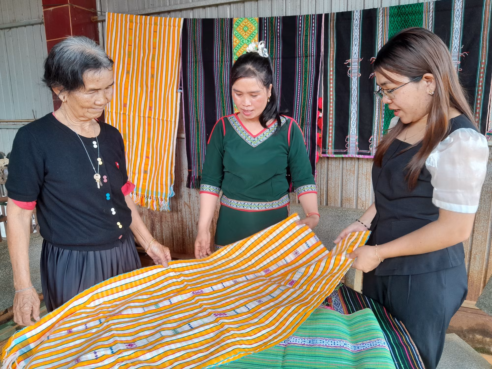 Giữ gìn, lan tỏa nét đẹp nghề dệt thổ cẩm qua nền tảng số Đồng Nai 