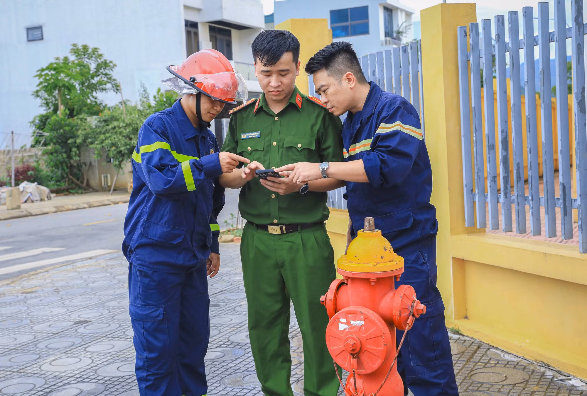 Thượng úy Nguyễn Doãn Đạt (giữa) kiểm tra các trụ nước theo định vị GPS trên ứng dụng bản đồ nguồn nước. Ảnh: Xuân Tư/TTXVN
