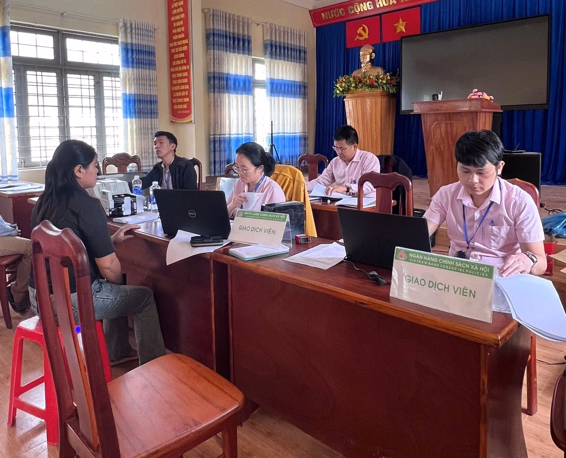Cán bộ Phòng Giao dịch Ngân hàng Chính sách xã hội Kon Plông hỗ trợ người dân vay vốn phát triển kinh tế. Ảnh: Cao Nguyên/TTXVN
