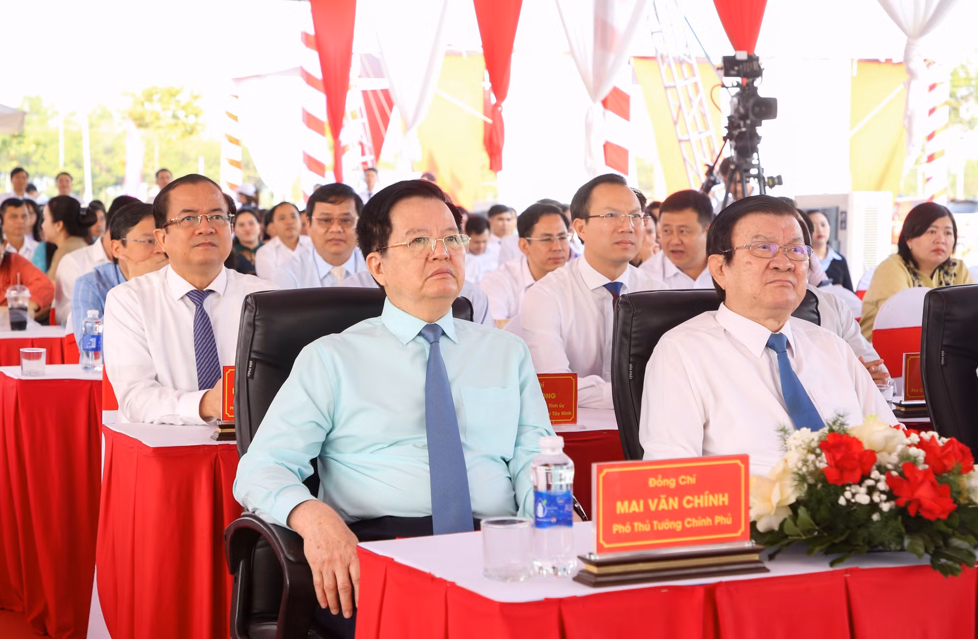 Phó Thủ tướng Chính phủ Mai Văn Chính (trái) và nguyên Ủy viên Bộ Chính trị, nguyên Chủ tịch nước Trương Tấn Sang (phải) dự Lễ khởi công, động thổ Trường phổ thông nội trú liên cấp Tiểu học và Trung học cơ sở Bến Cầu ở xã Bến Cầu, tỉnh Tây Ninh. 