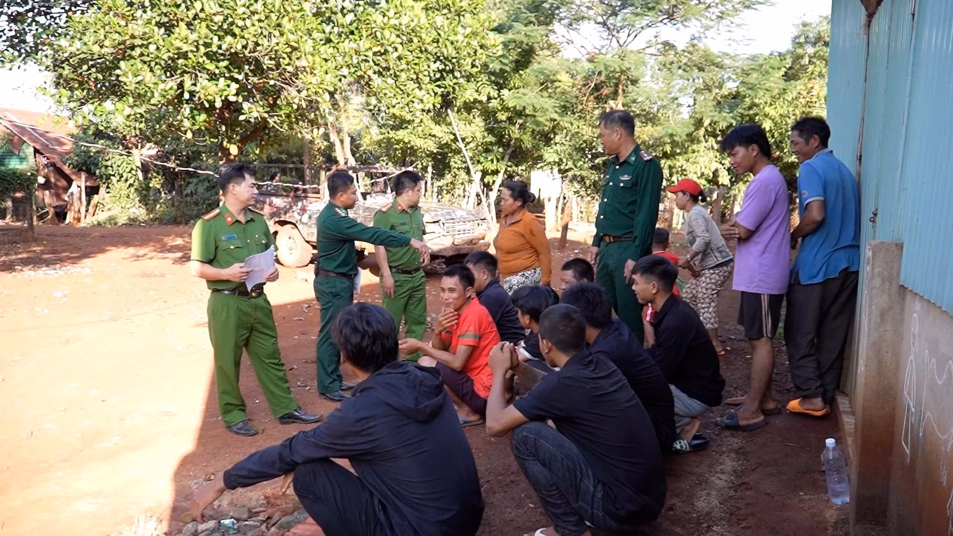 Tuyên truyền, cảnh báo thủ đoạn của tội phạm buôn người cho người dân vùng biên giới Gia Lai. Ảnh: Hồng Điệp/TTXVN