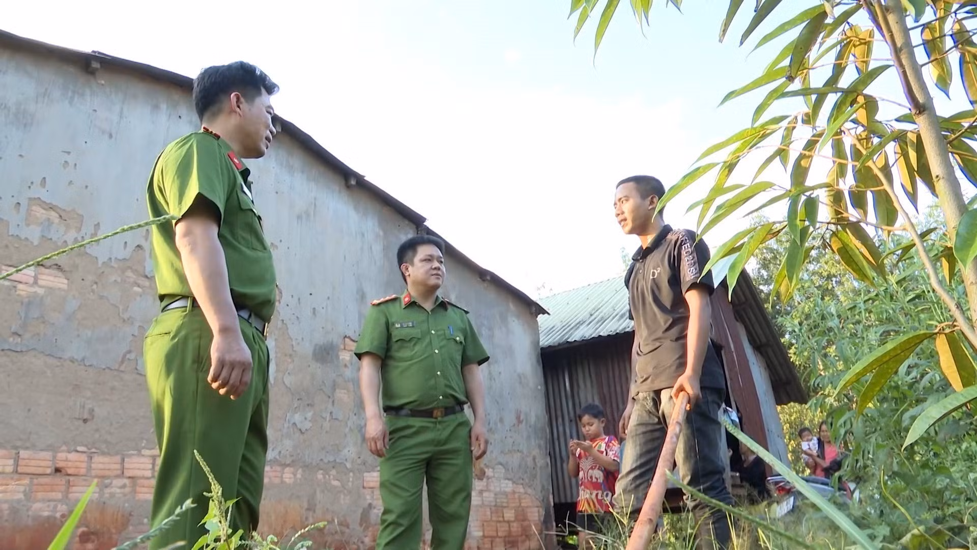 Lực lượng Công an thăm hỏi anh Puih Phú, nạn nhân bị lừa bán sang Campuchia. Ảnh: Hồng Điệp/TTXVN