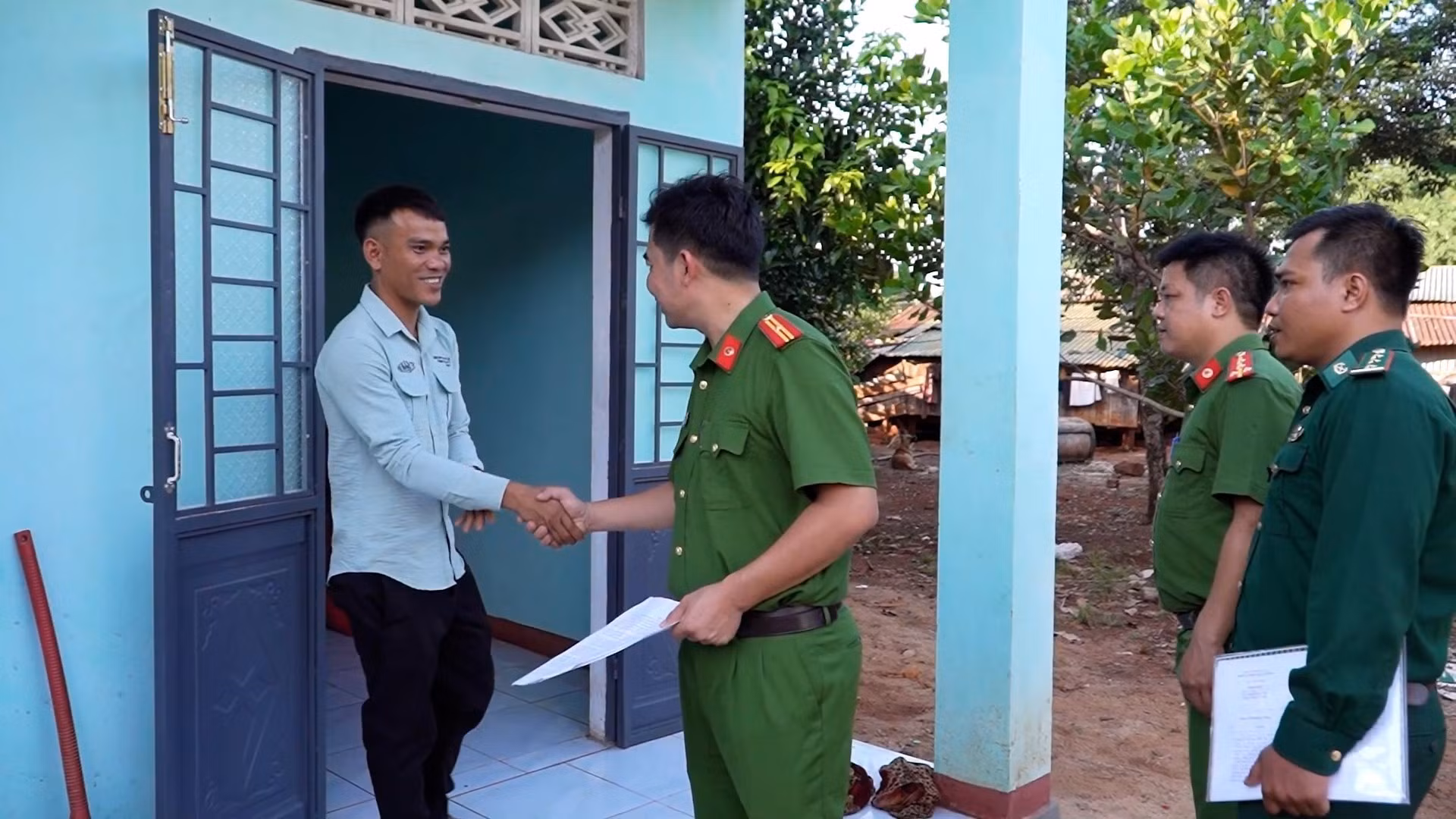 Anh Puih Thái, nạn nhân bị lừa bán sang Campuchia vui mừng được nhận căn nhà mới do chính quyền địa phương hỗ trợ xây dựng. Ảnh: Hồng Điệp/TTXVN