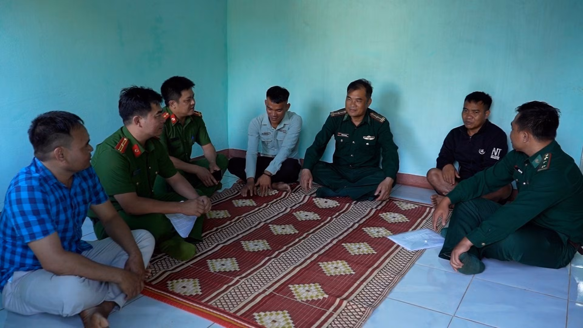 Lực lượng chức năng và chính quyền các cấp tại tỉnh Gia Lai luôn đồng hành, hỗ trợ người dân ổn định cuộc sống, nâng cao nhận thức về các thủ đoạn của tội phạm buôn người. Ảnh: Hồng Điệp/TTXVN