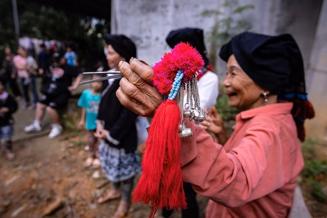 Chiếc trâm cài tóc được các cụ già chuẩn bị cho cô dâu trong ngày cưới.
