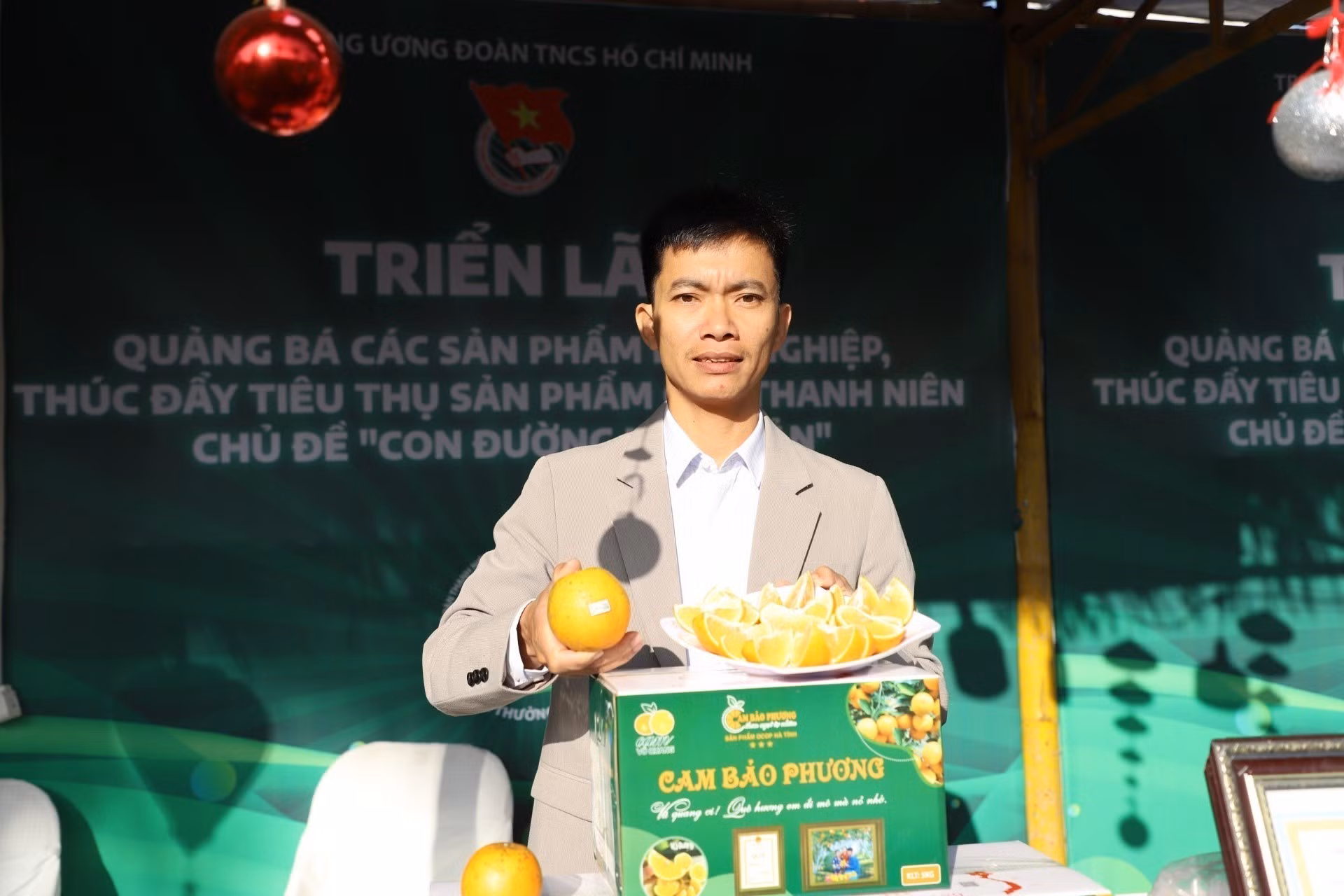 Anh Đoàn Ngọc Bảo (xã Vũ Quang, tỉnh Hà Tĩnh) giới thiệu thương hiệu cam Bảo Phương tại Triển lãm quảng bá các sản phẩm khởi nghiệp, thúc đẩy tiêu thụ sản phẩm của thanh niên năm 2025 tại Hà Nội.