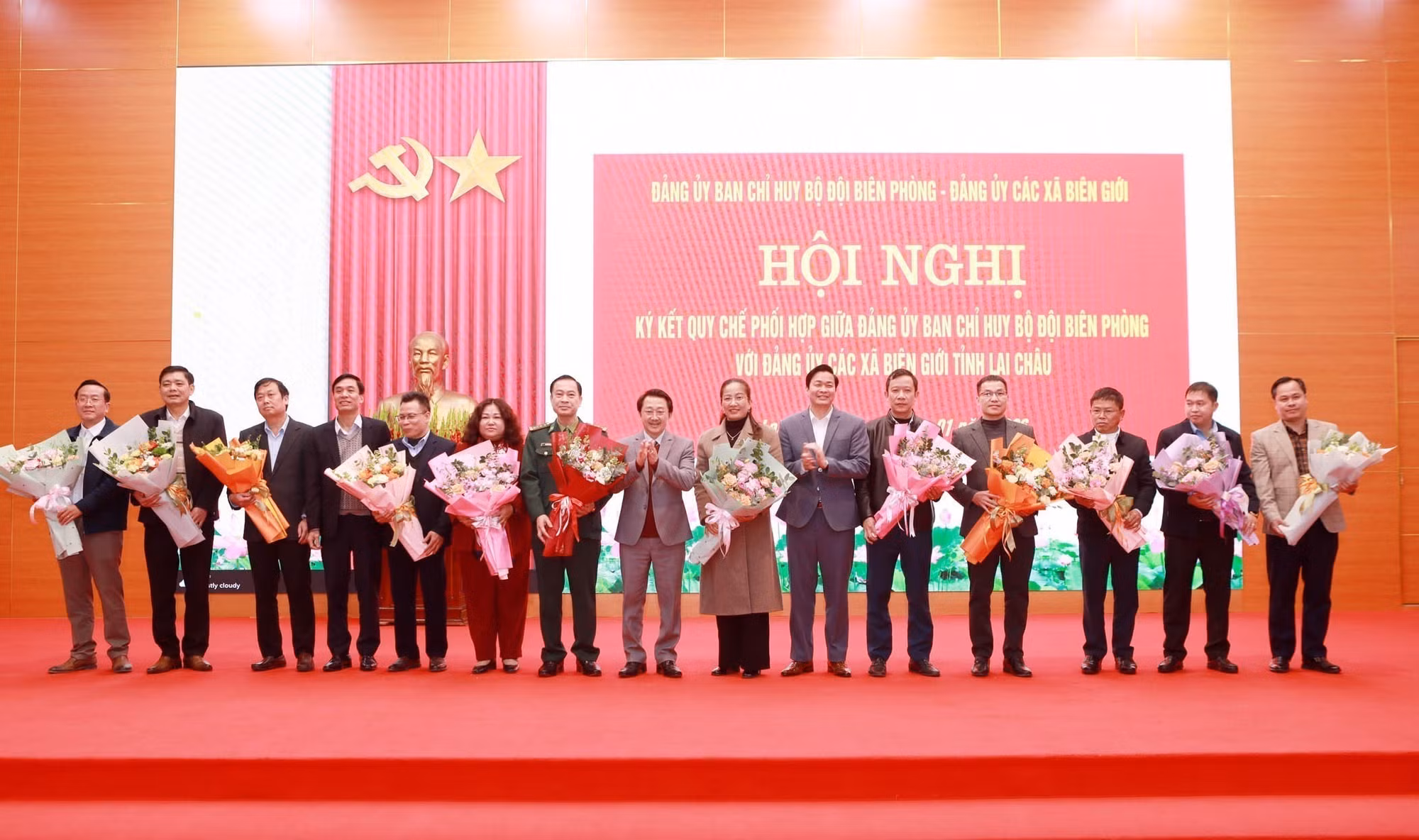 Phó Bí thư Thường trực Tỉnh ủy, Chủ tịch Ủy ban Mặt trận Tổ quốc Việt Nam tỉnh Lai Châu, Sùng A Hồ tặng hoa chúc mừng Đảng ủy các xã và Ban Chỉ huy Bộ đội Biên phòng.